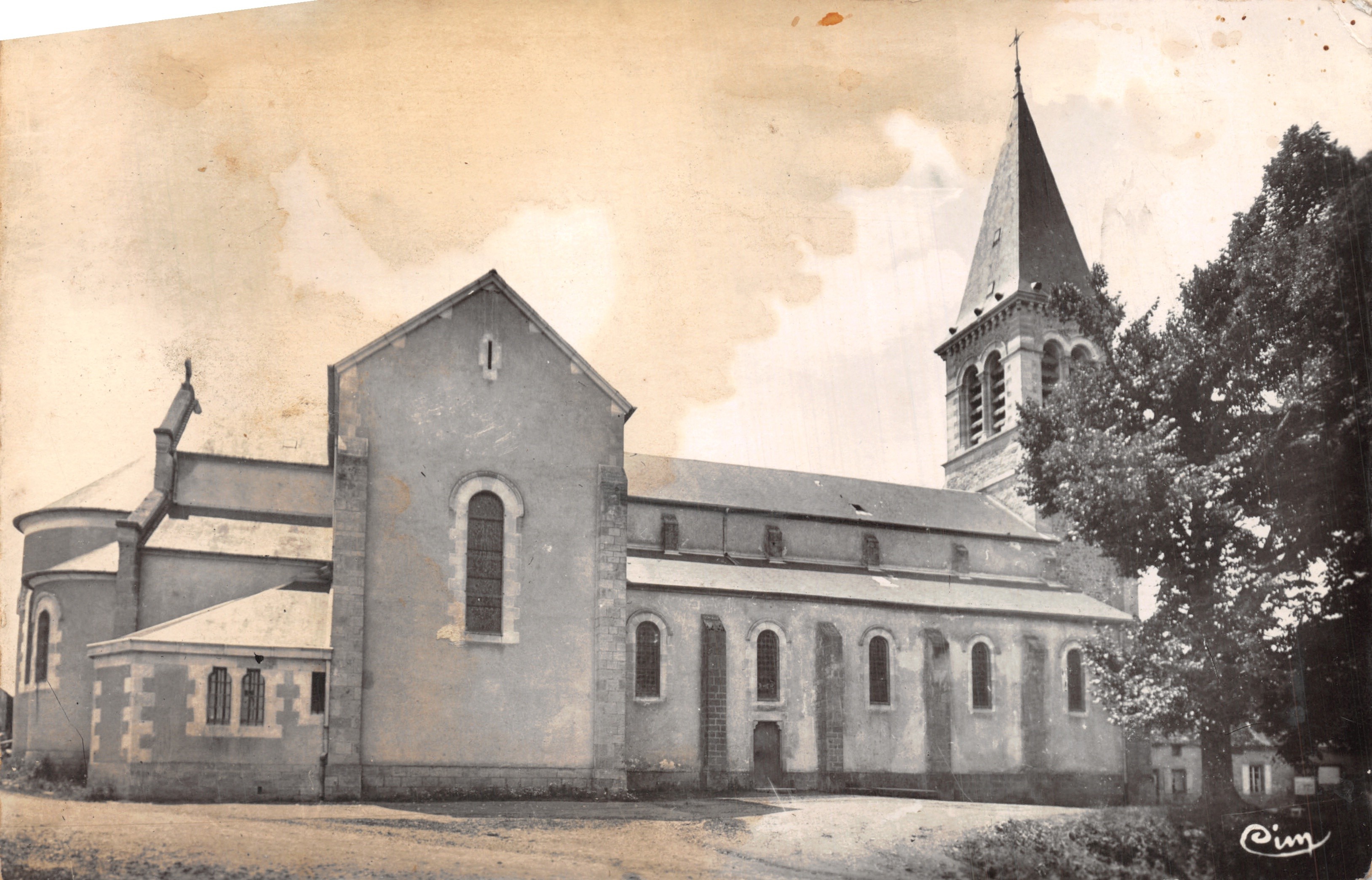 St-Honoré-les-Bains — De Kerk — Foto Combier Macon