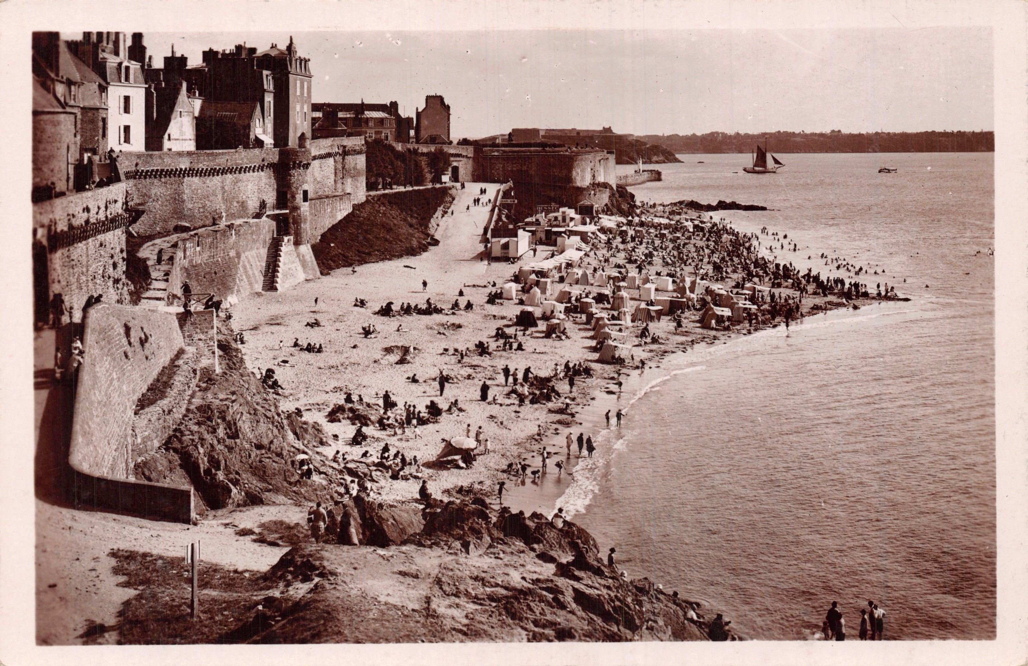 Saint-Malo — Plaża Bon Secours widziana z Wieży Okrągłej Zamek — wydawca C.A.P. Strasbourg
