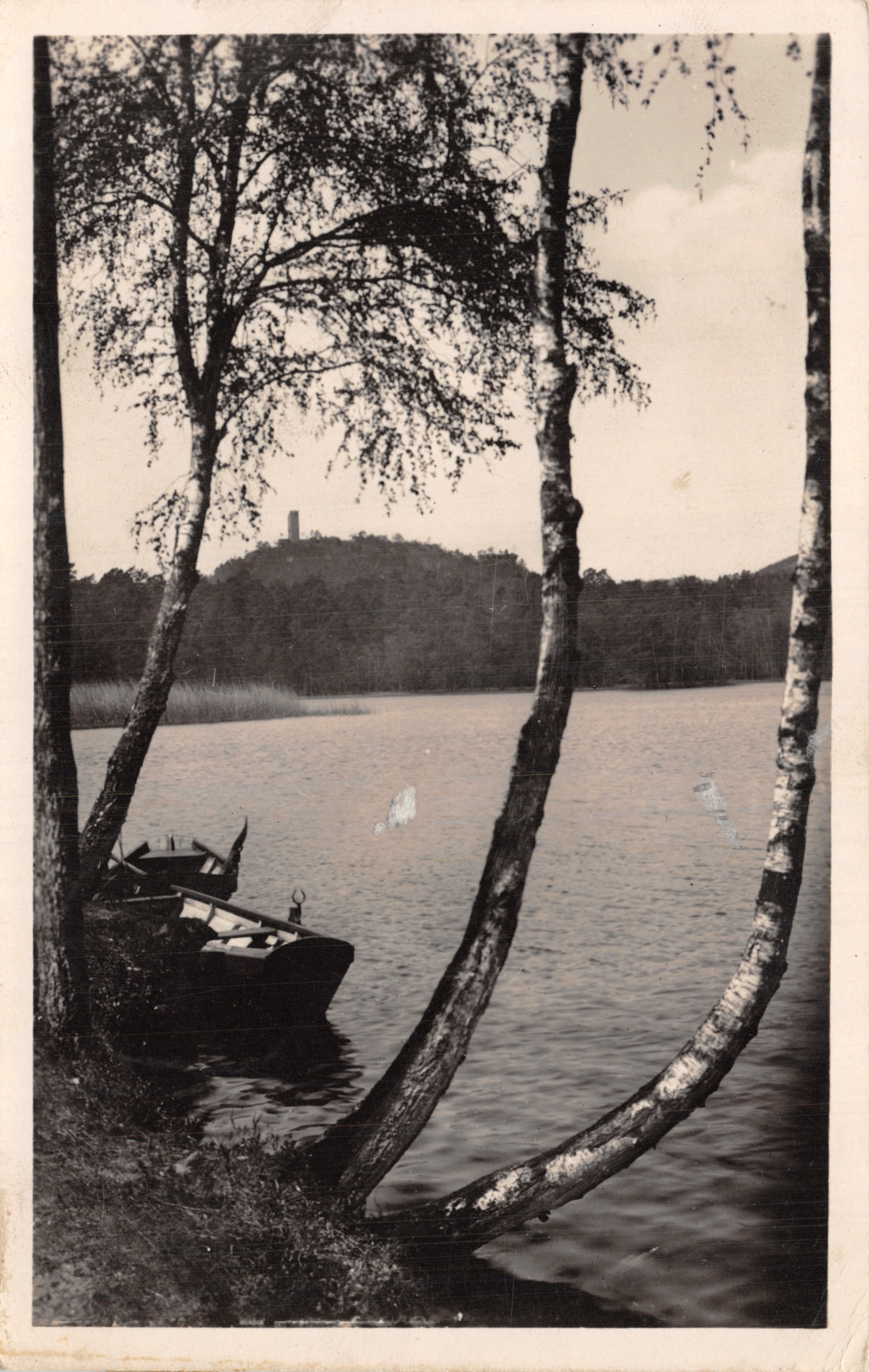 Lago Hanau y Waldeck — vista del lago con barca y torre en la distancia — FÉLIX LUIB, Editor, Estrasburgo