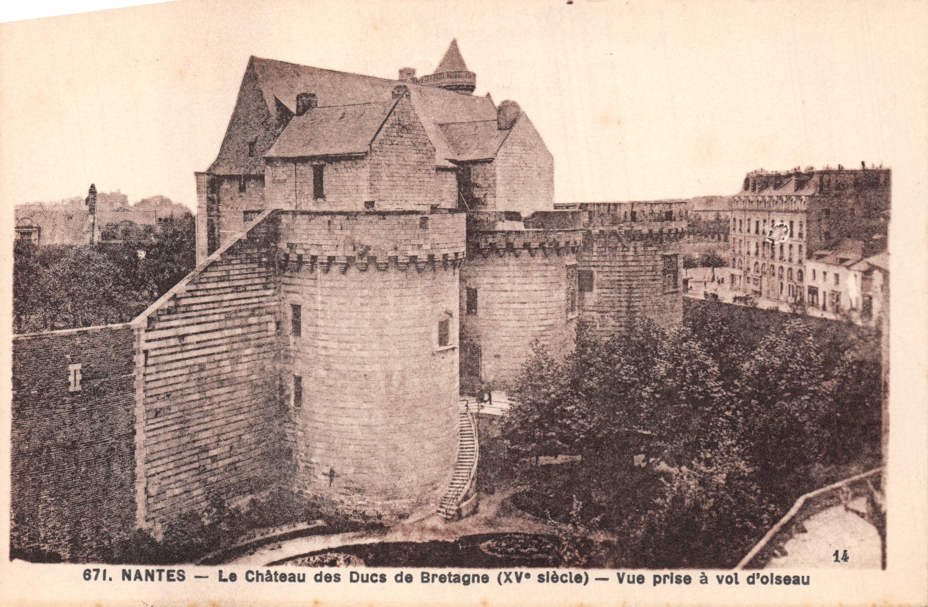 NANTES — Il Castello dei Duchi di Bretagna (XV secolo) — Vista dall'alto — F. Chapeau, editore