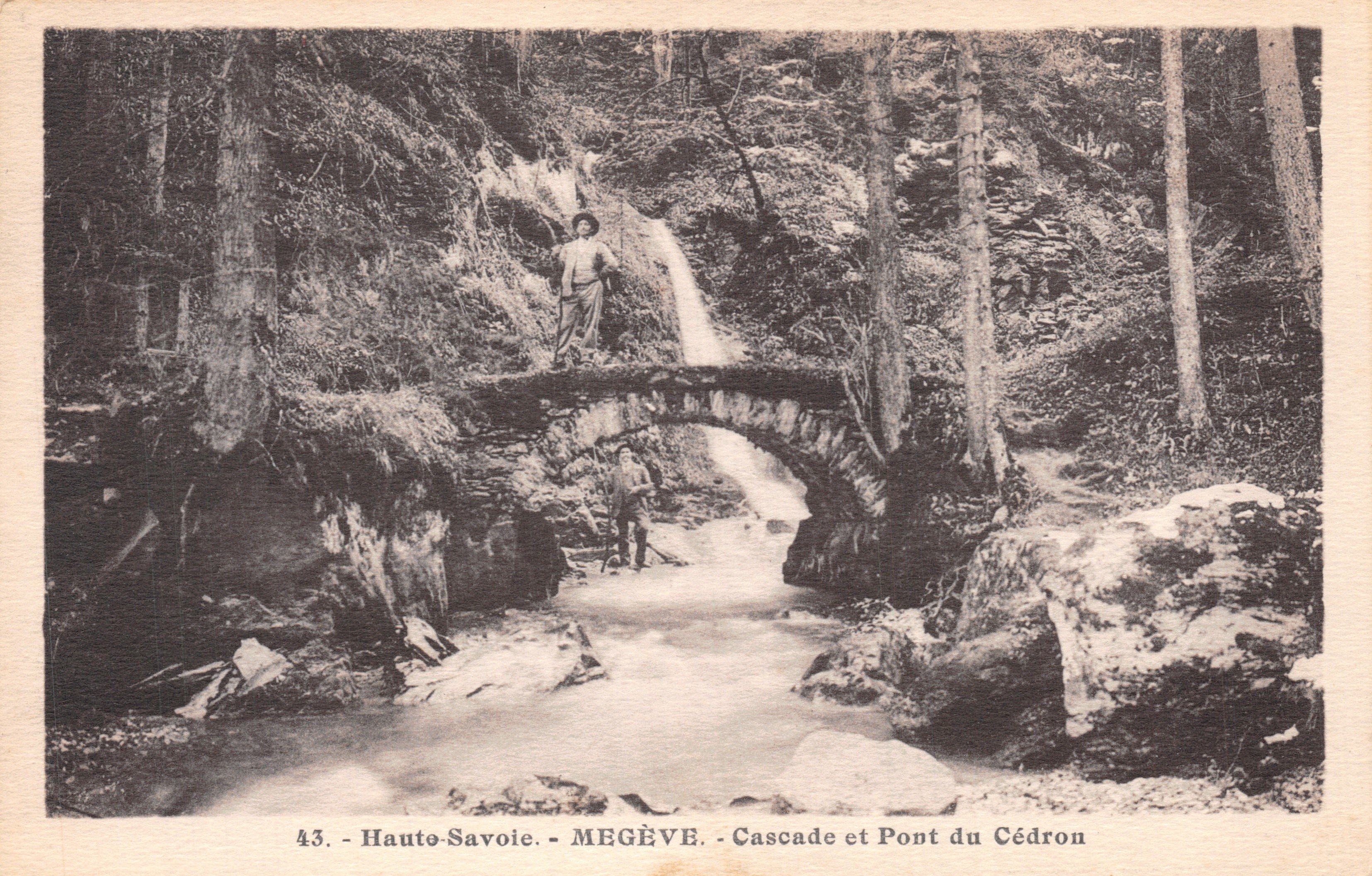 Megève - Cascade et Pont du Cédrón — vue de la cascade et du pont en pierre dans la forêt, éditeur L. Morand, n° 43