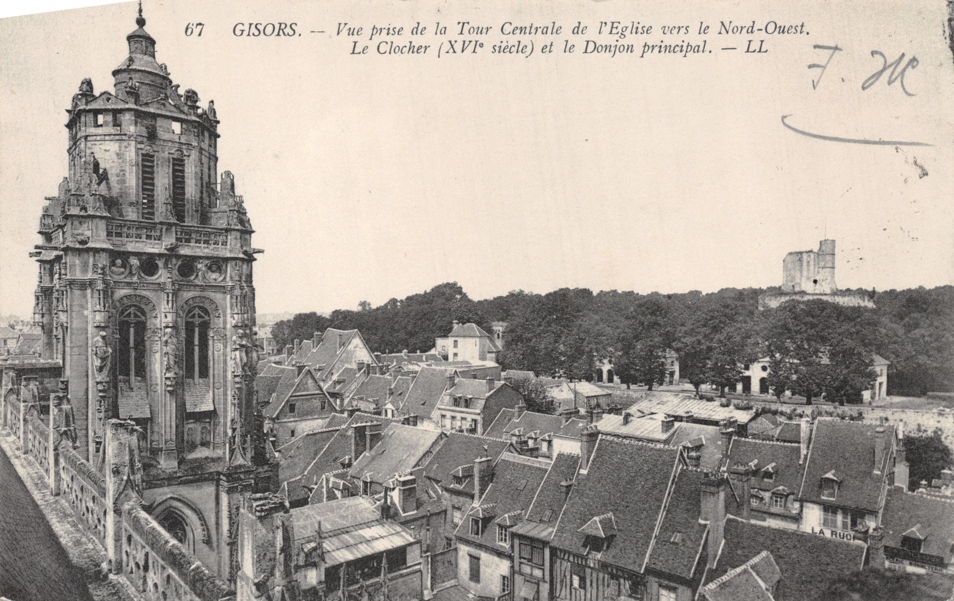 Gisors — Vista tomada desde la Torre Central de la Iglesia hacia el Noroeste. El Campanario (siglo XVI) y el Torreón Principal. — LL