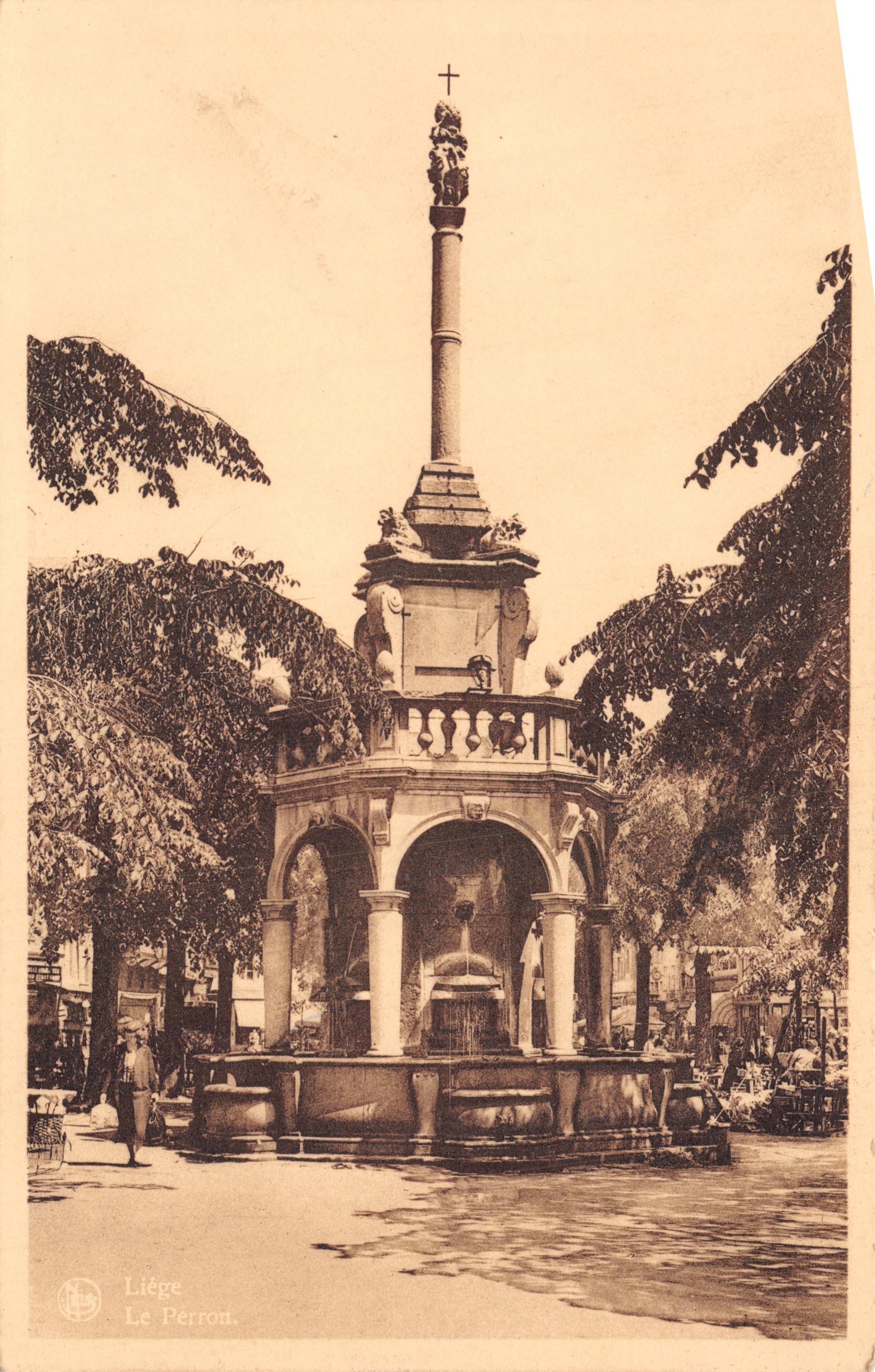 Liège - El Perron - Fuente monumental con columna y cruz