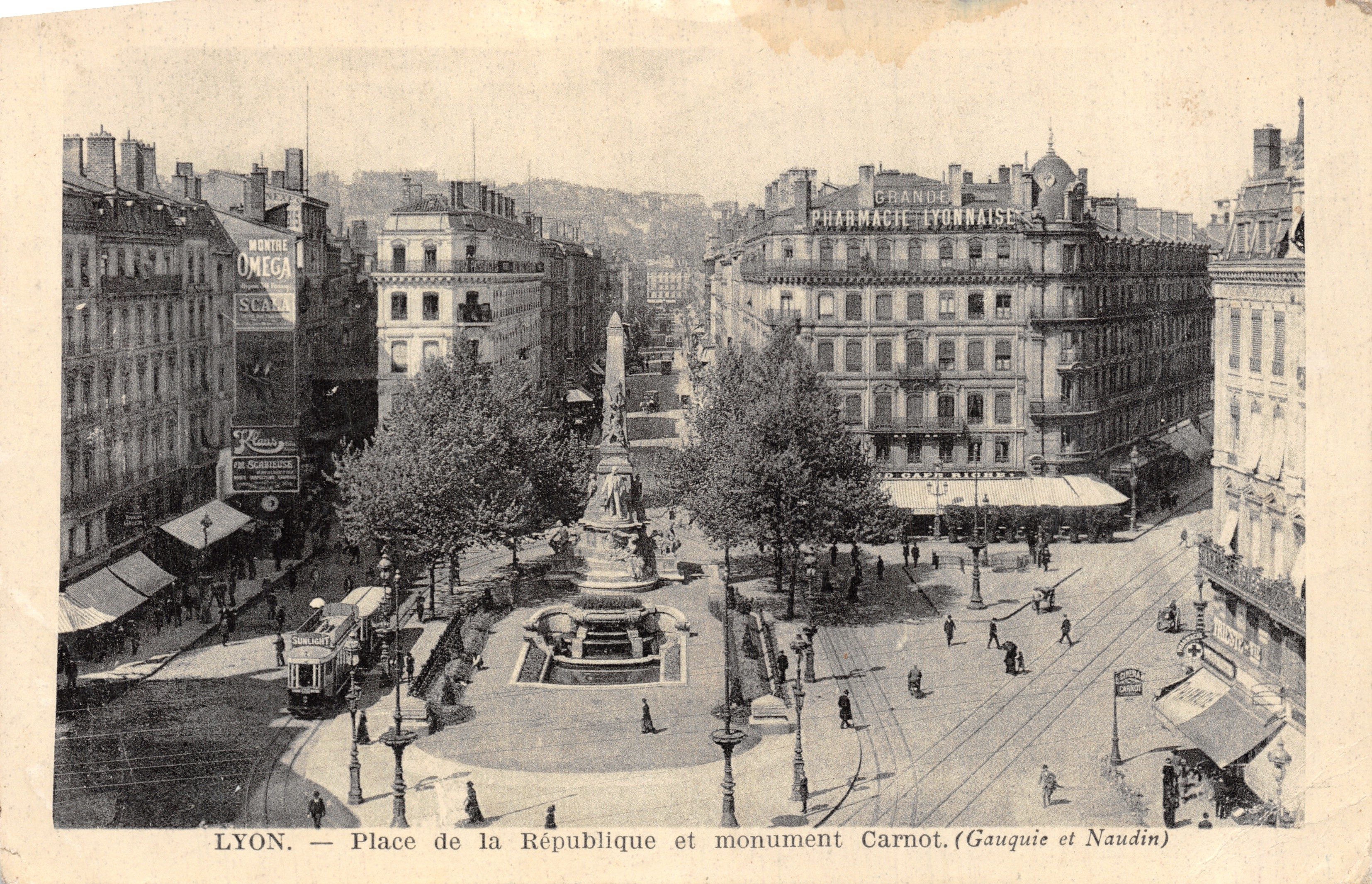 LYON — Place de la République en monument Carnot — (Gauquie en Naudin)