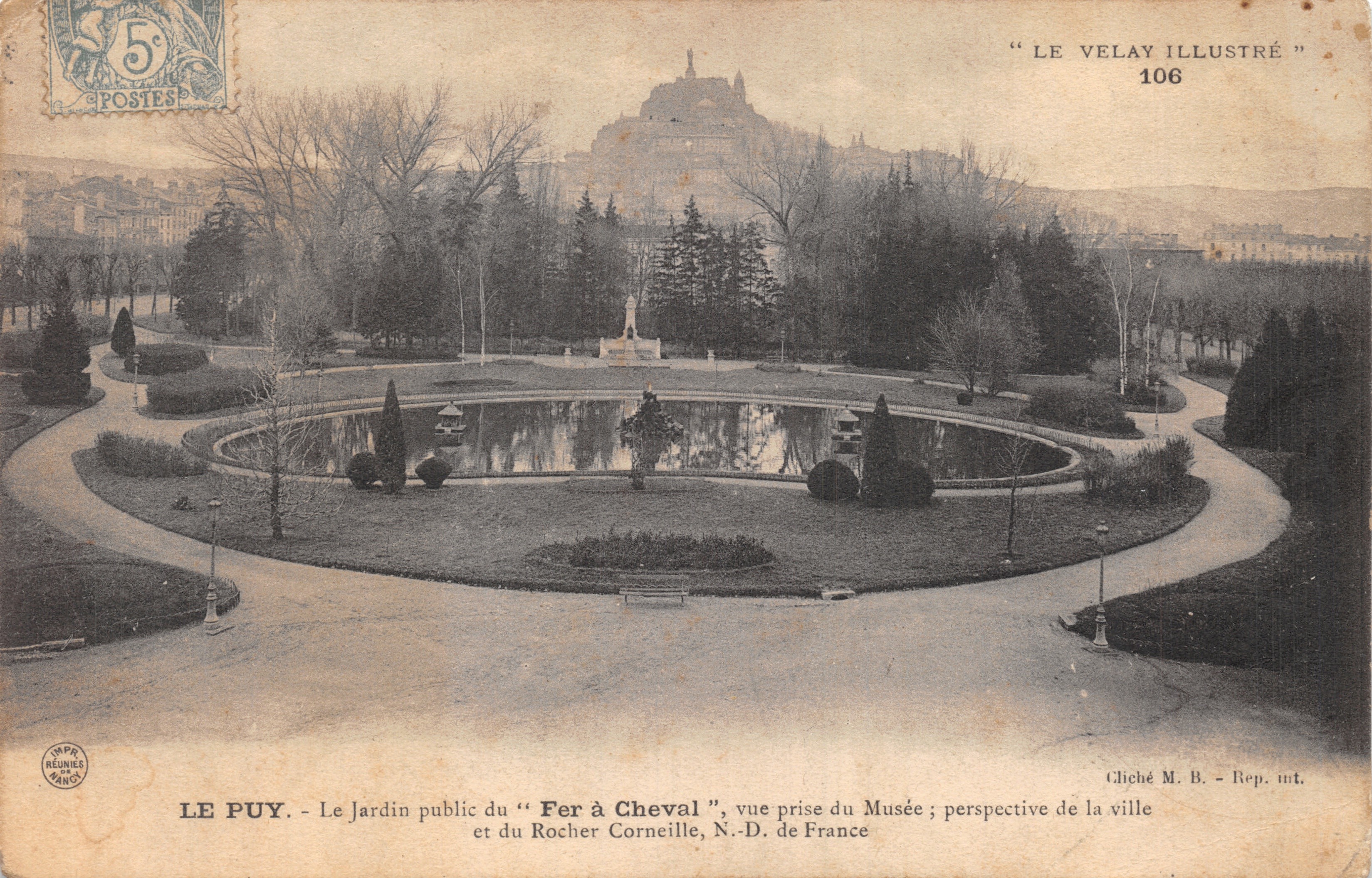 Le Puy - Le Jardin public du "Fer à Cheval", vue prise du Musée ; perspective de la ville et du Rocher Corneille, N.-D. de France — "LE VELAY ILLUSTRÉ" 106, éditeur M. B. Rep. int