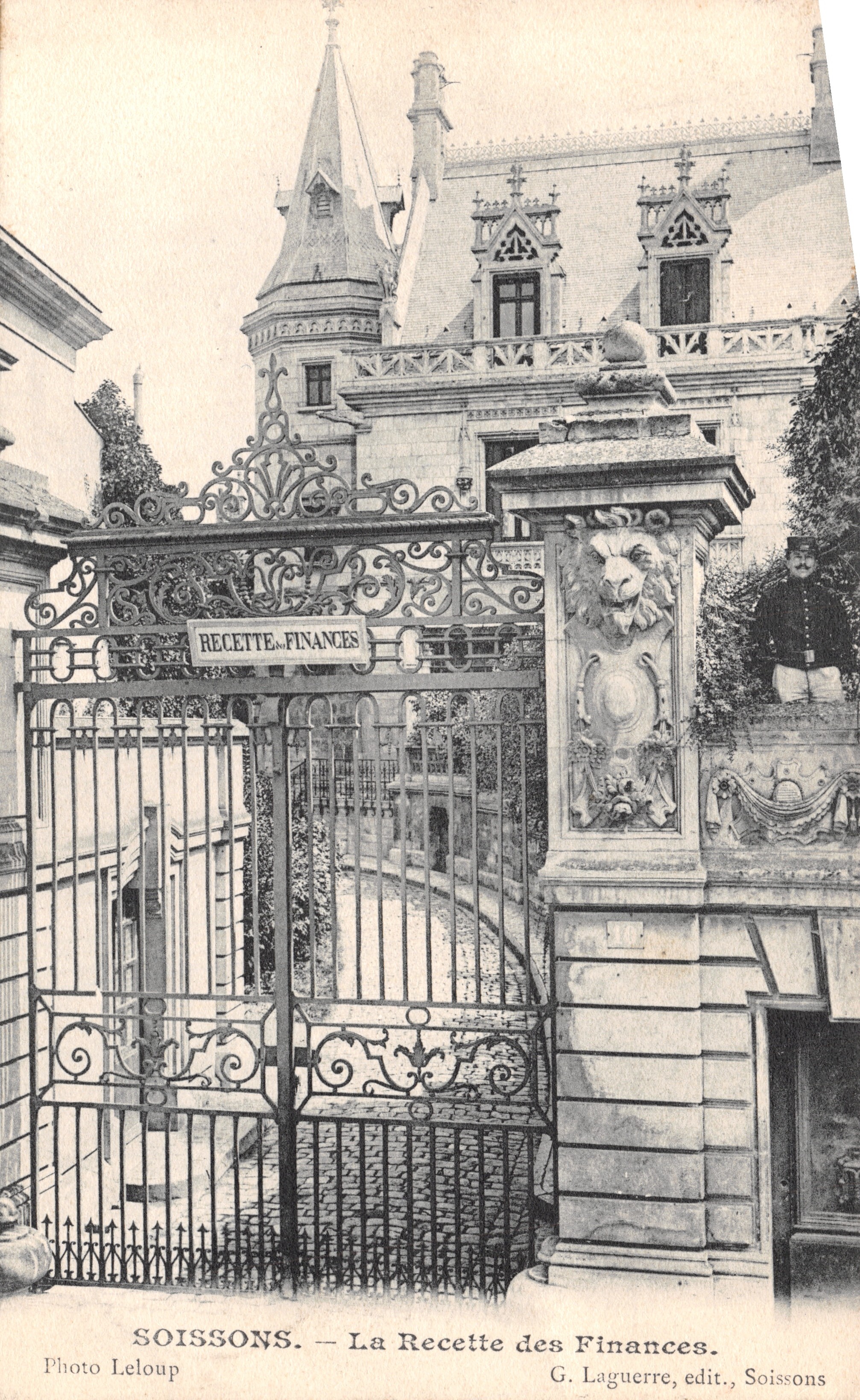 Soissons — Vista de la entrada del edificio de la Oficina de Finanzas — G. Laguerre, editor, Soissons