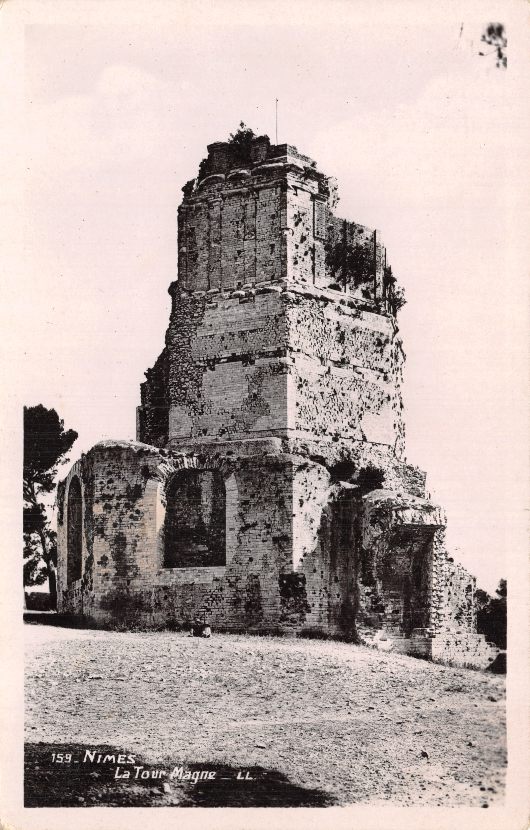 Nîmes — La Tour Magne, ruines d'un édifice ancien — éditeur LL, n° 159