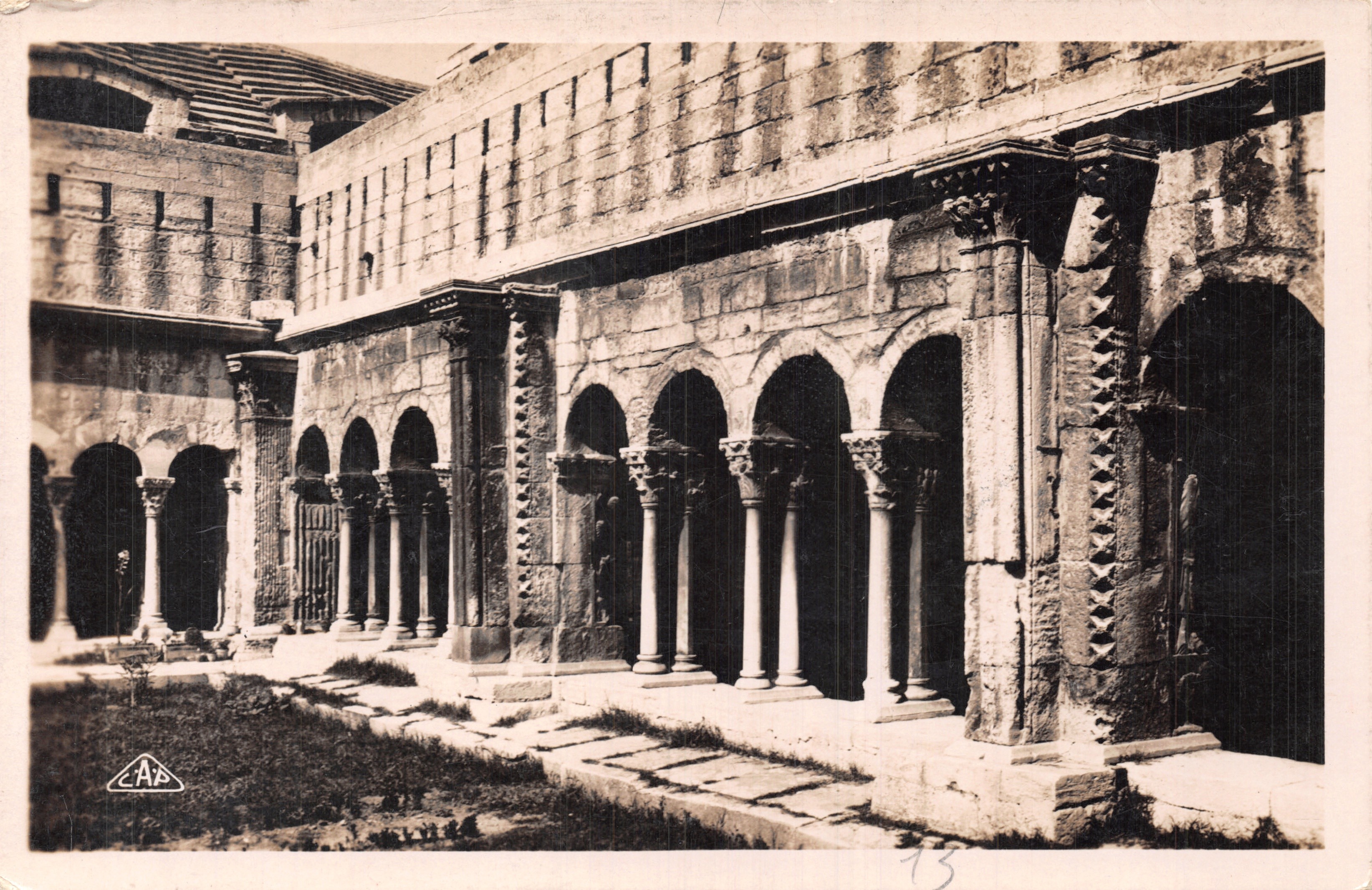 Arles — Galería gótica del Cloître — editor C.A.P. Estrasburgo, n.º 13