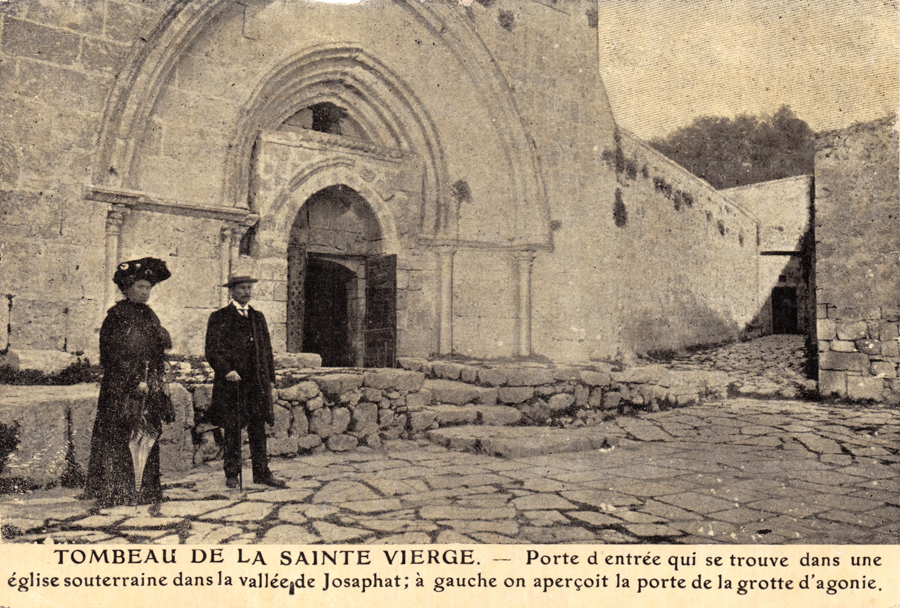 Tombeau de la Sainte Vierge — Porte d'entrée d'une église souterraine dans la vallée de Josaphat, avec vue sur la porte de la grotte d'agonie