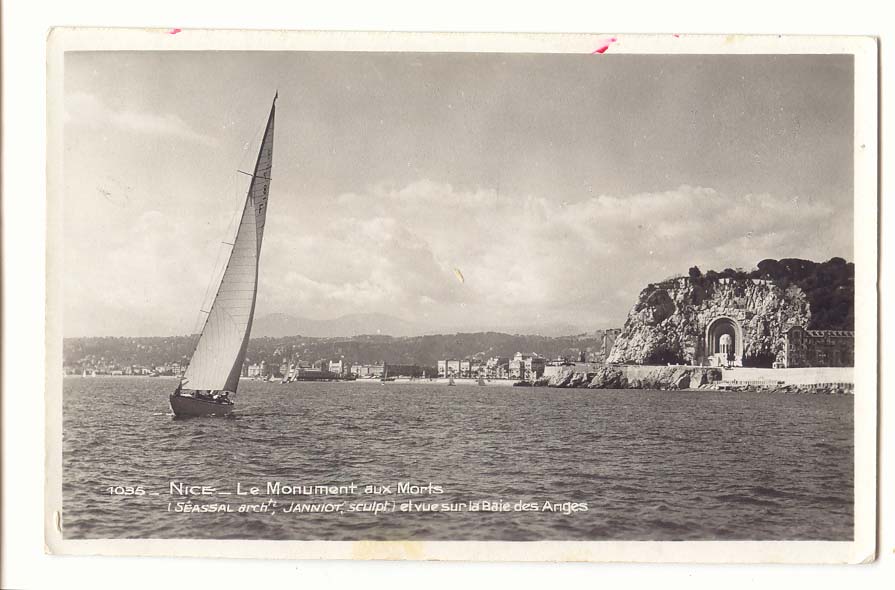 Nice CPA Le monument aux morts (Seassal architecte Jannion scultpeur) et vue sur la baie des anges