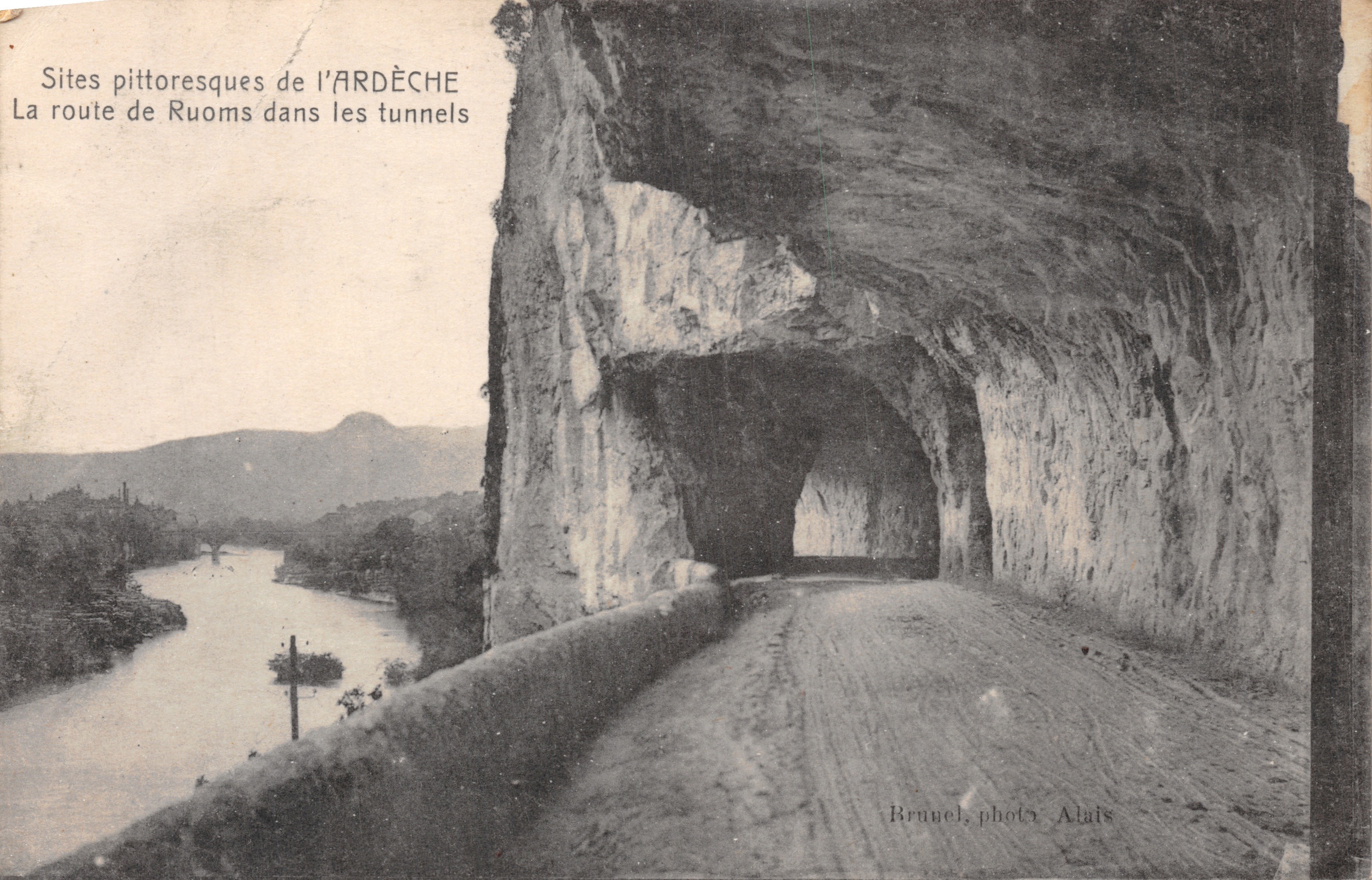 Sites pittoresques de l'ARDÈCHE — La route de Ruoms dans les tunnels — Brunel, photo Aluis