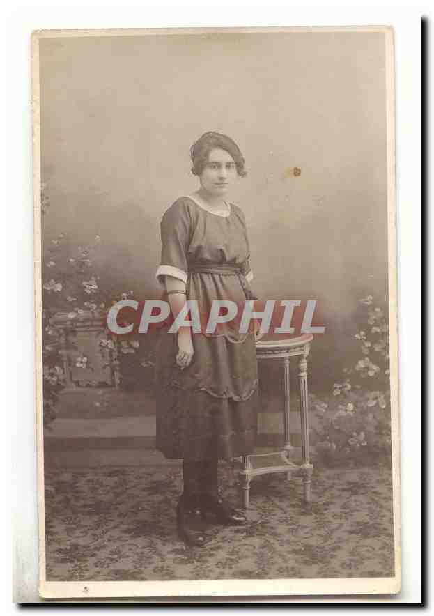 CPA Carte photo Cousine Gabrielle Guillaumin de Poissy (morte a 22 ans)