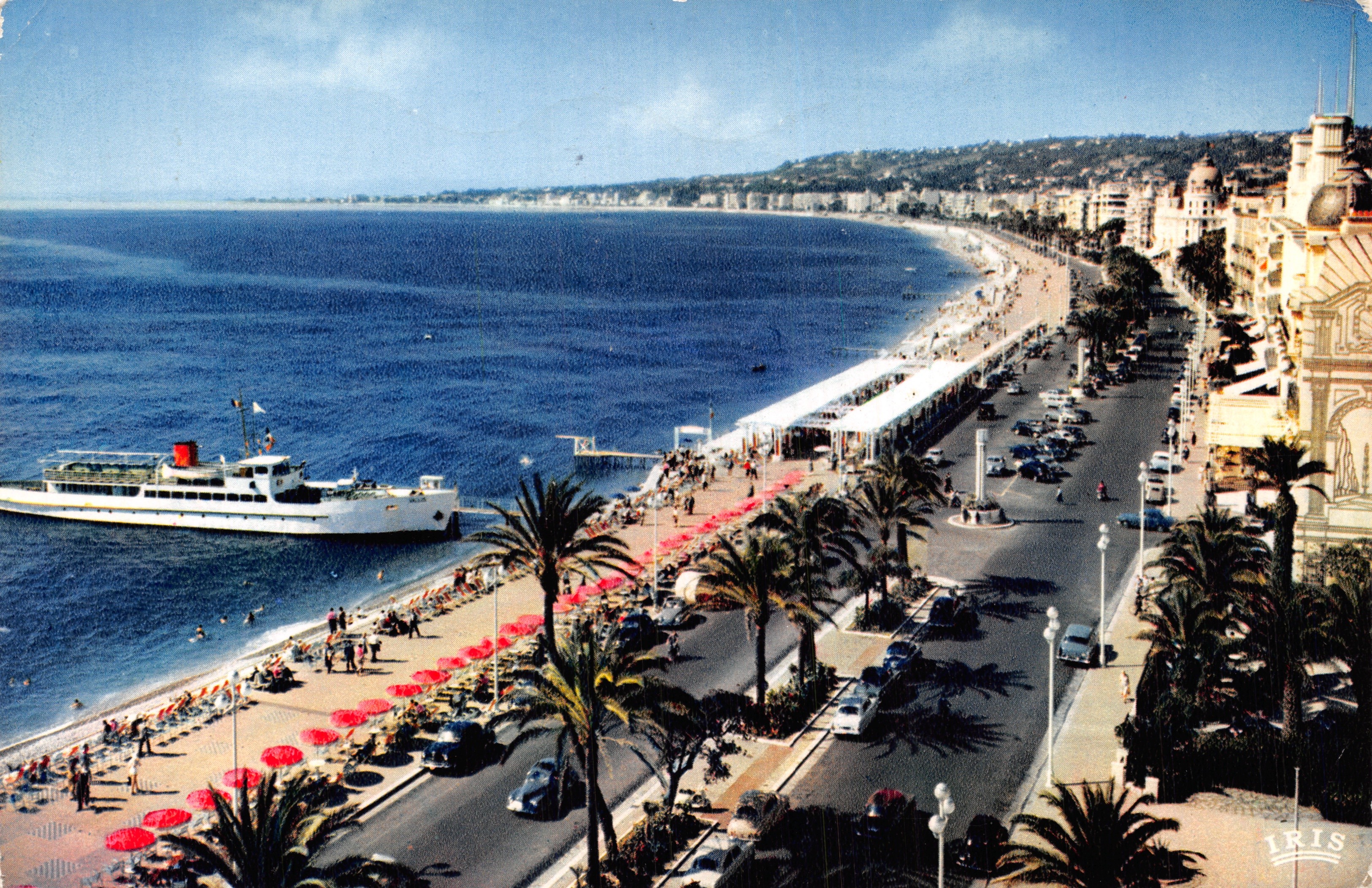 La Promenade des Anglais — vue panoramique avec bateau et palmiers — éditeur IRIS