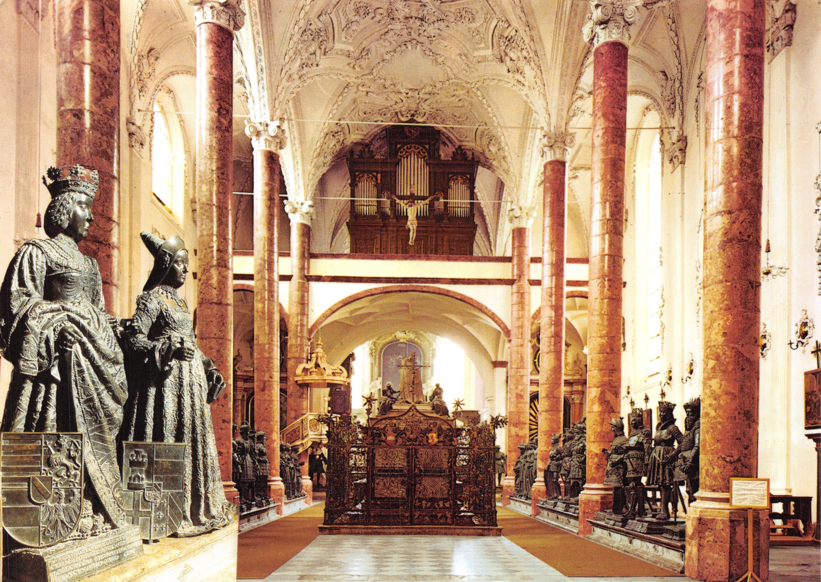 Intérieur de l'église de la Cour — vue du chœur et des statues — éditeur Tiroler Kunstverlag Chizzal