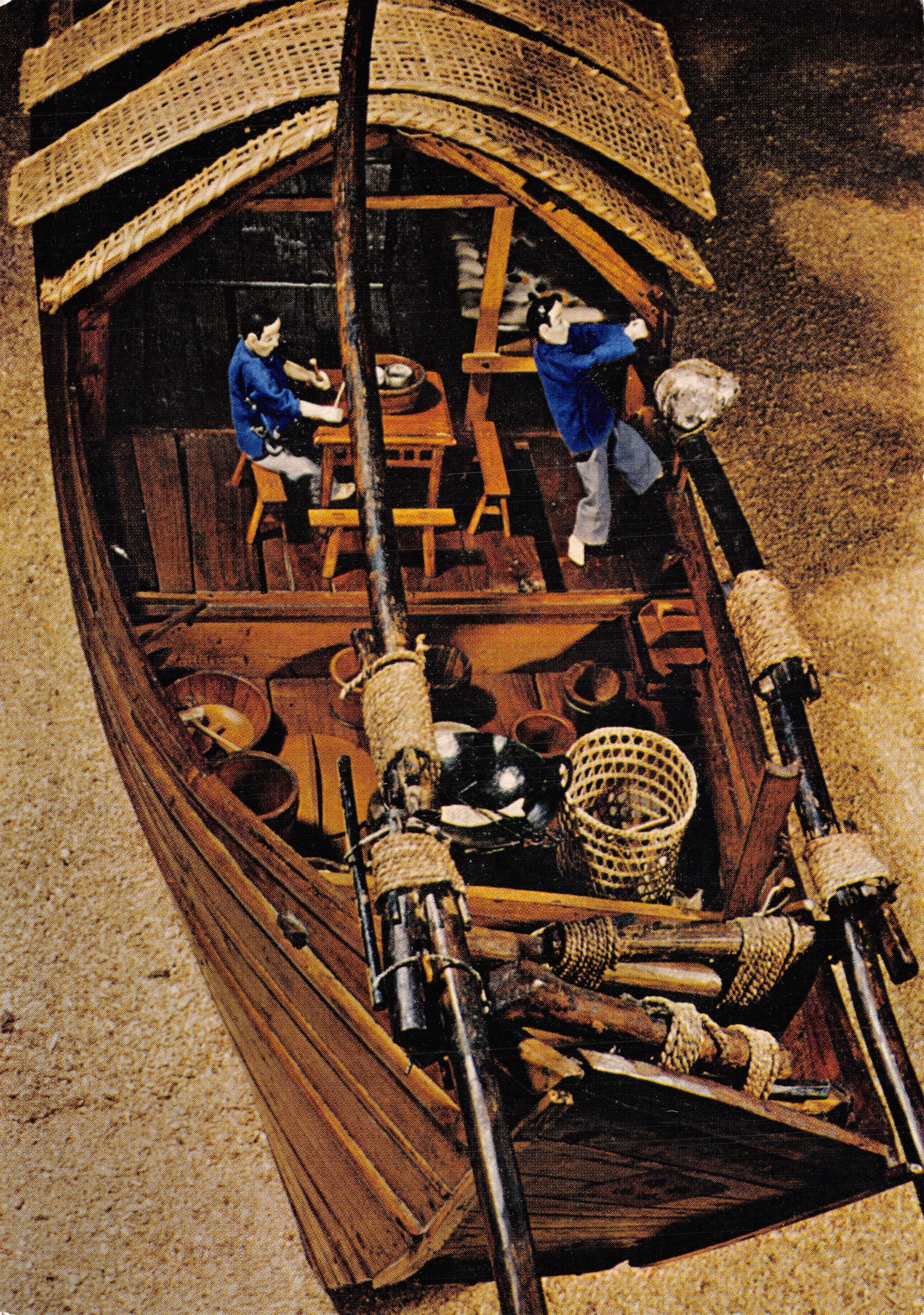 Stern d'un junk à coque courbée — détail d'un bateau en bois avec rames et équipement — éditeur : Crown Printers Limited, Brighouse, Yorkshire