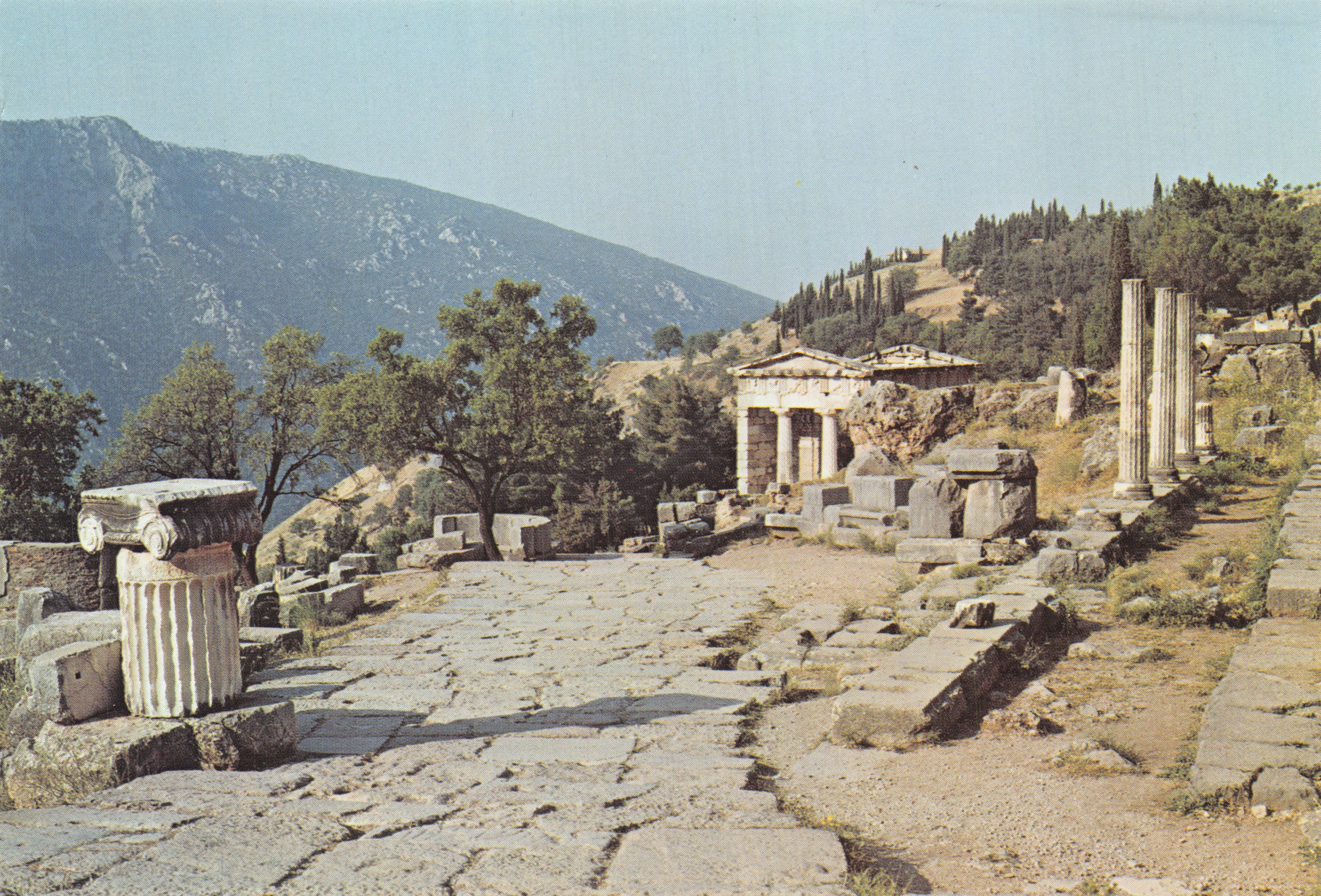 Delphes — Vue de la Voie Sacrée devant le Trésor des Athéniens — Collection RODAX cR-9
