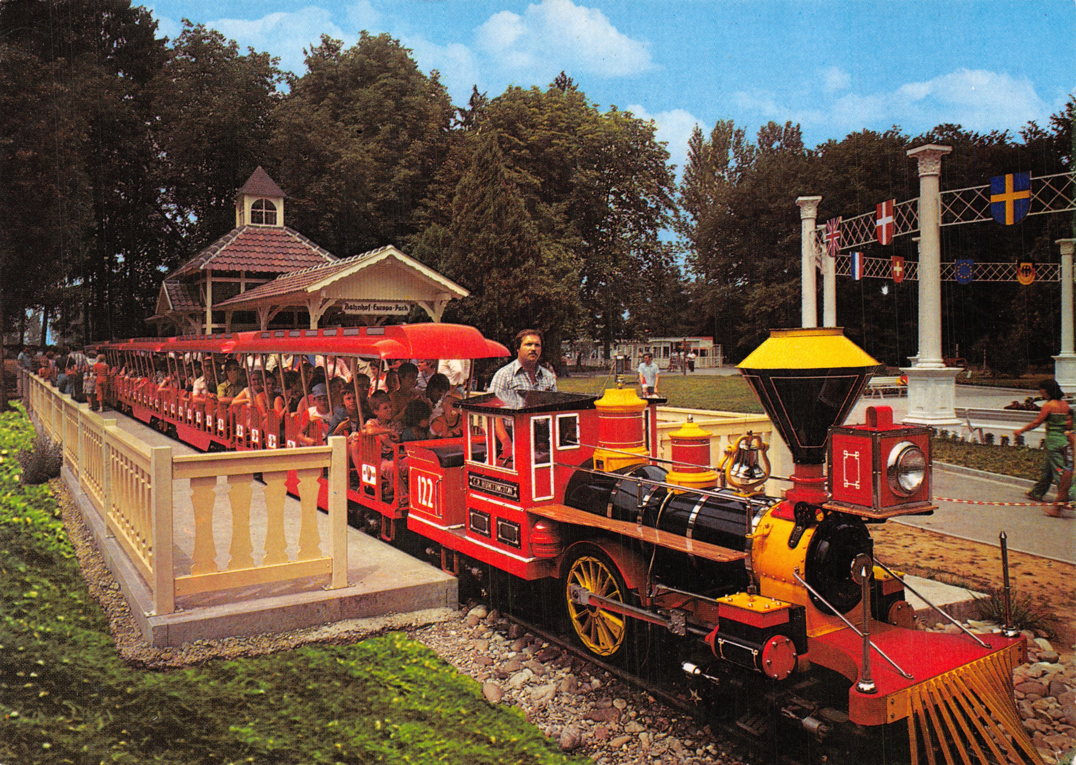 Train miniature à l'Europa-Park — station avec drapeaux européens — éditeur Vita Nova, n° 130