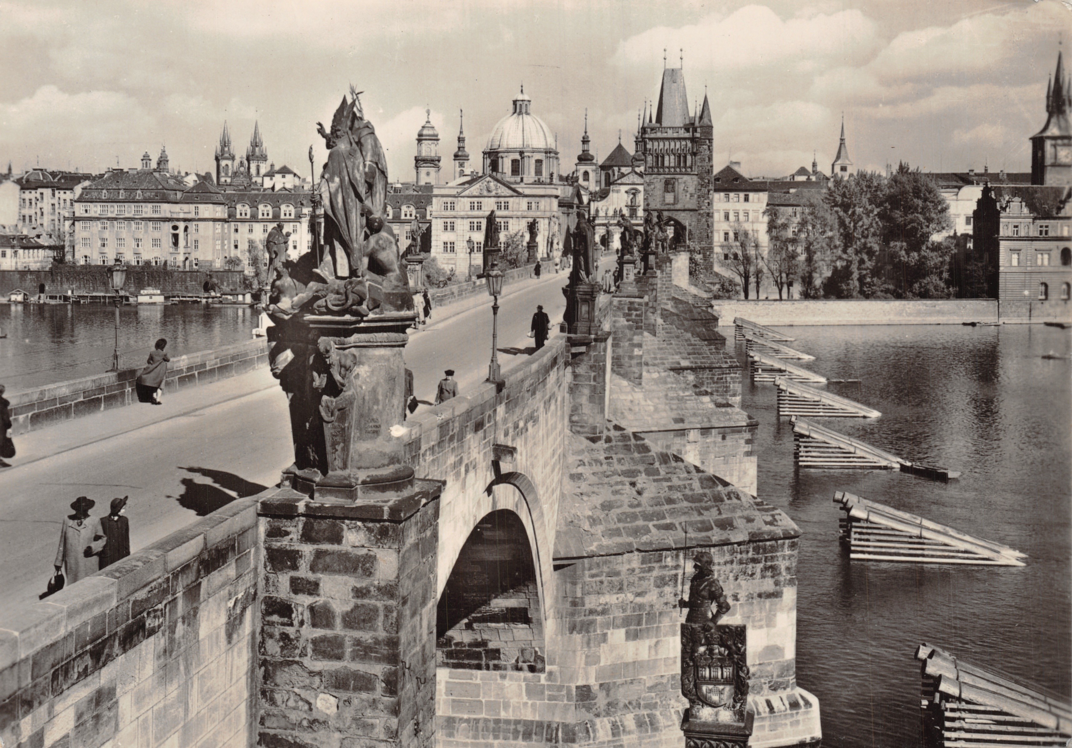 Prague - Charles Bridge — vue du côté de Staroměstská, avec statue de Sainte-Élisabeth et église Saint-Nicolas, éditeur ORBIS, n° 1-2078