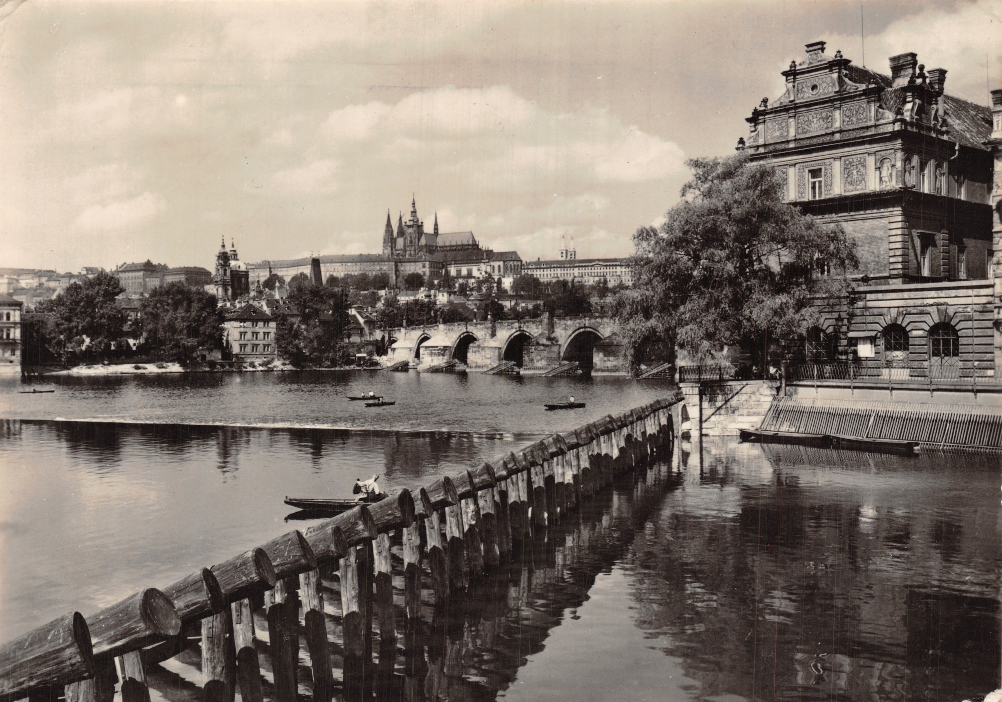 Praha — vue générale du château de Prague et du Malou nábřeží — éditeur LETADLEM PARAVION