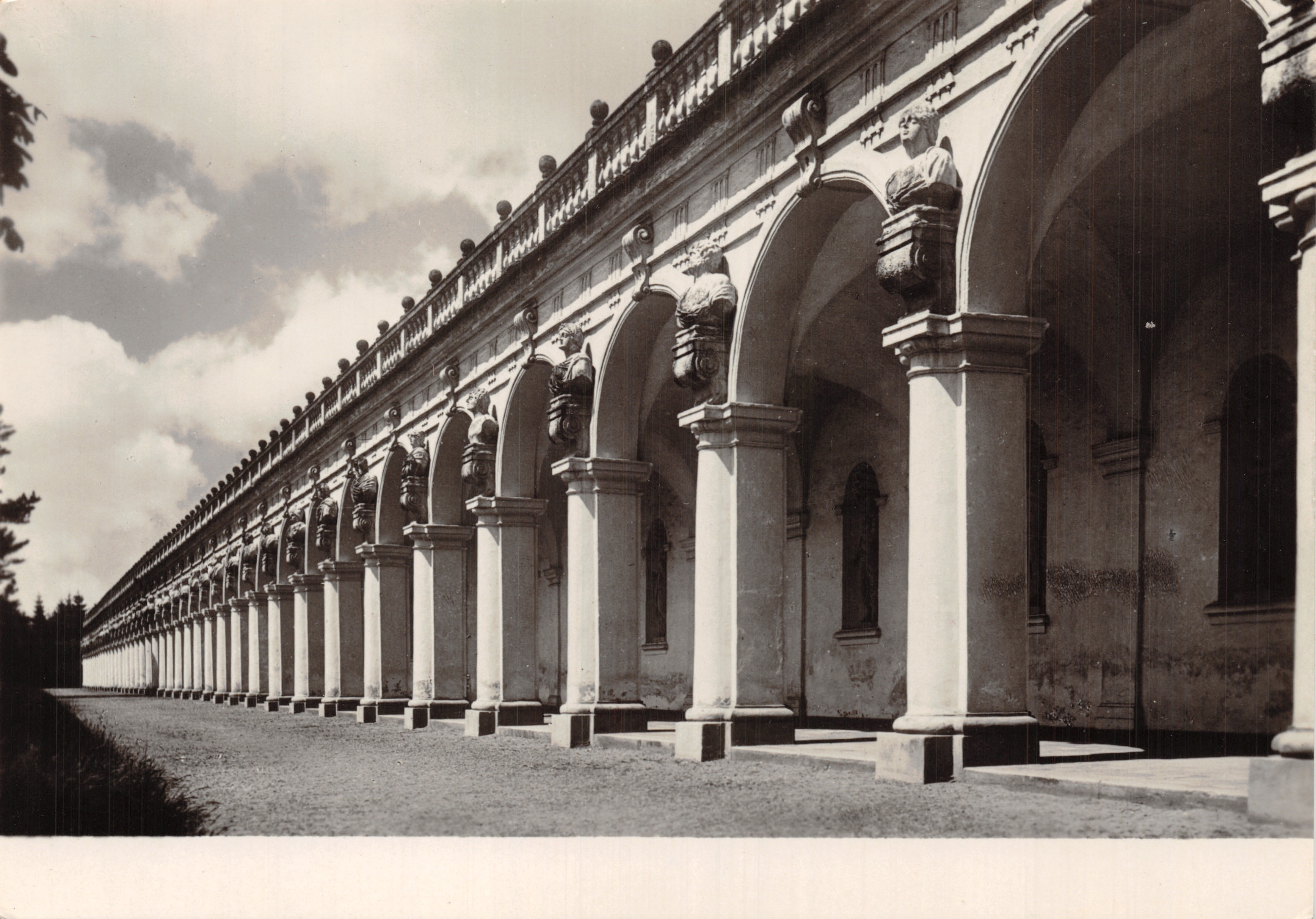 Kroměříž — colonnade dans le jardin des Fleurs — éditeur ORBIS, n° de série 1 4793