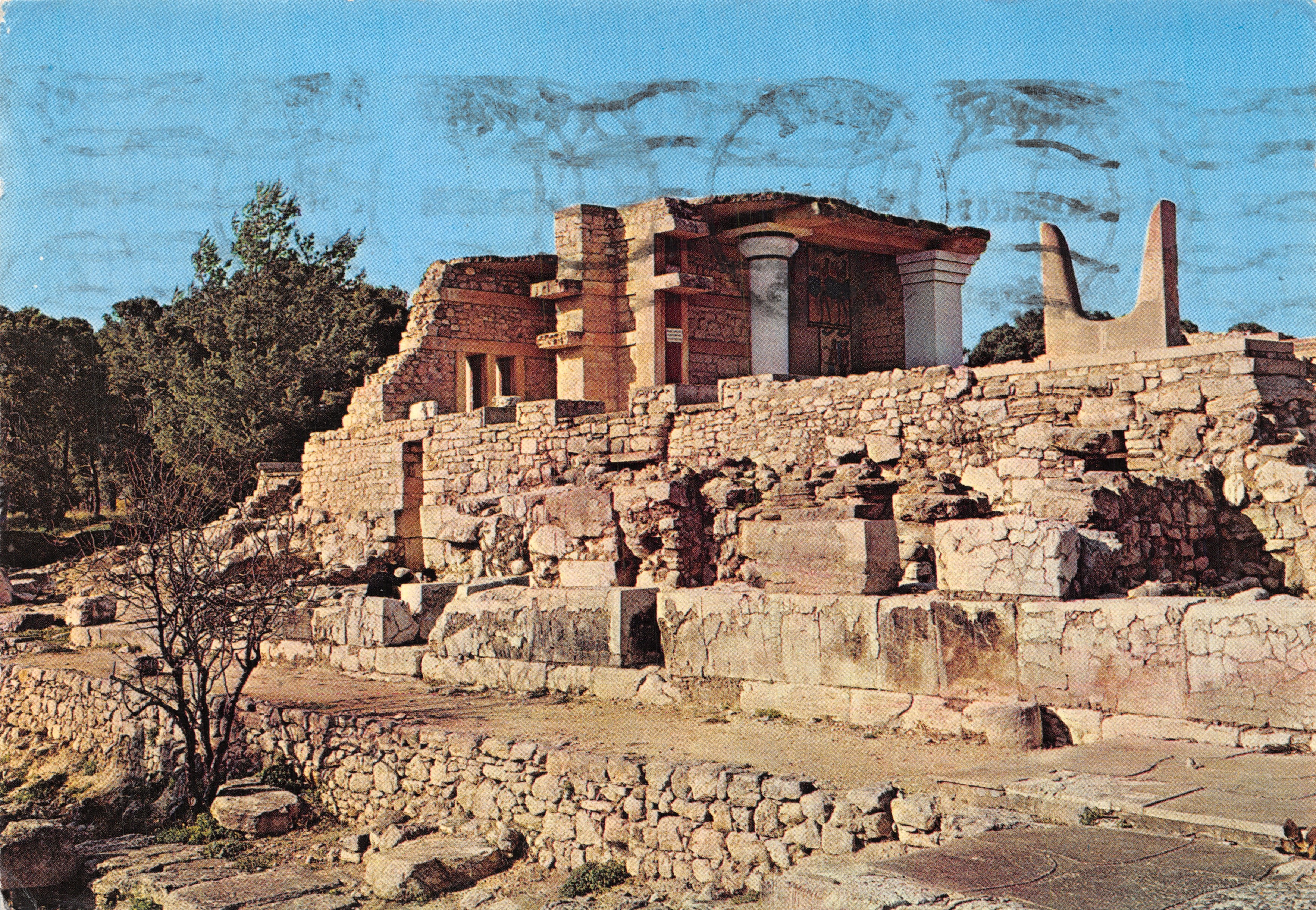 Knossos — entrée sud du palais et cornes sacrées en calcaire — éditeur non visible
