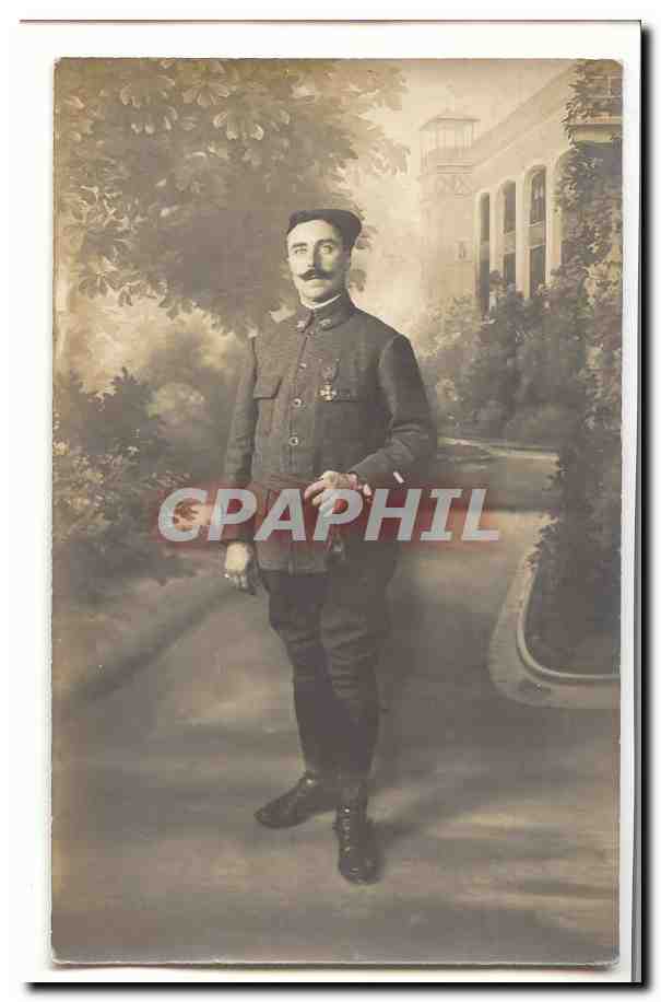 Soldado en uniforme — condecoraciones visibles — editor desconocido
