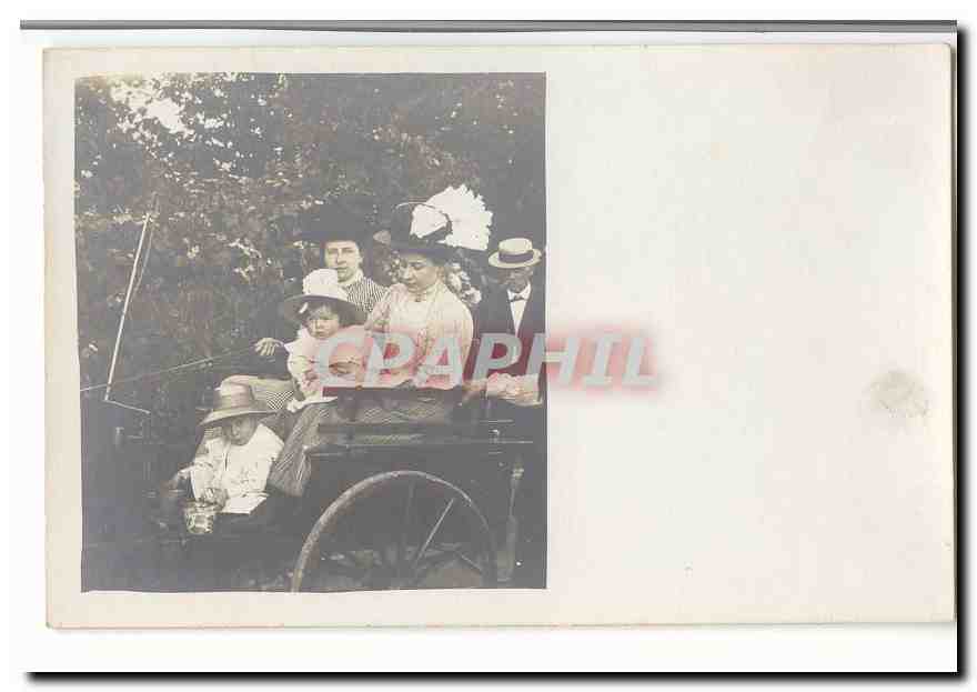CPA CArte photo Caleche et famille