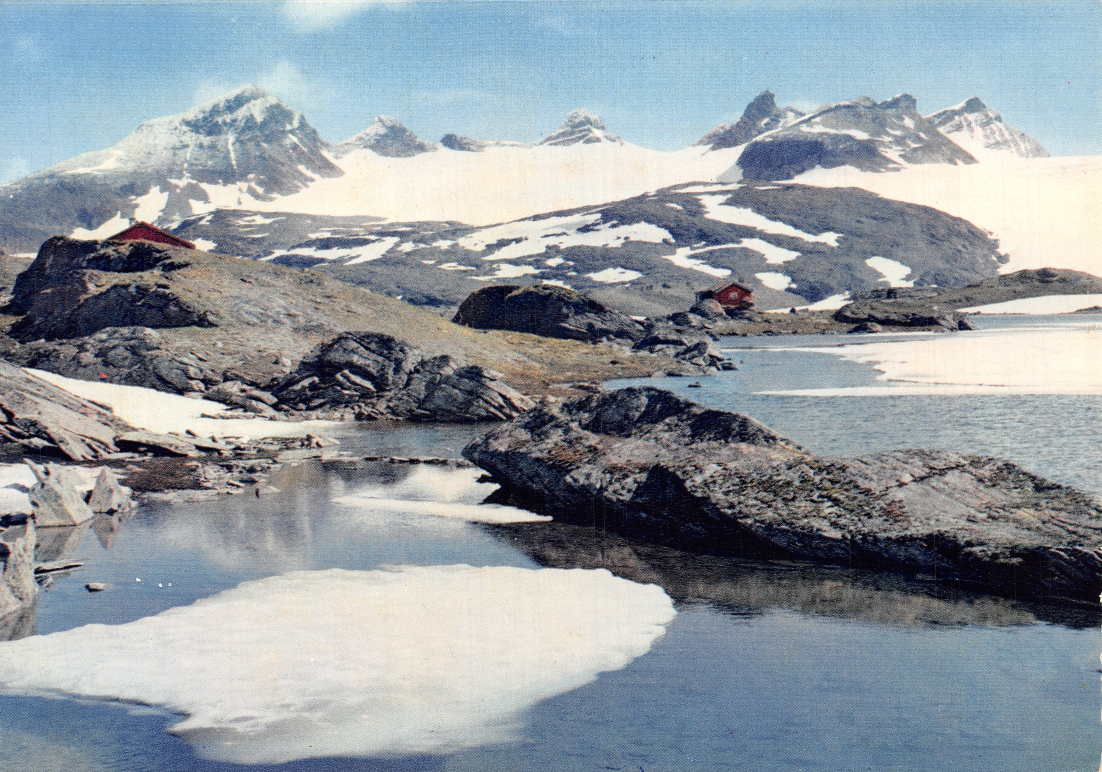 Smørstabbreen - Jotunheimen — glacier et montagnes enneigées, cabanes rouges — éditeur MEXICHROME, n° 3243/24