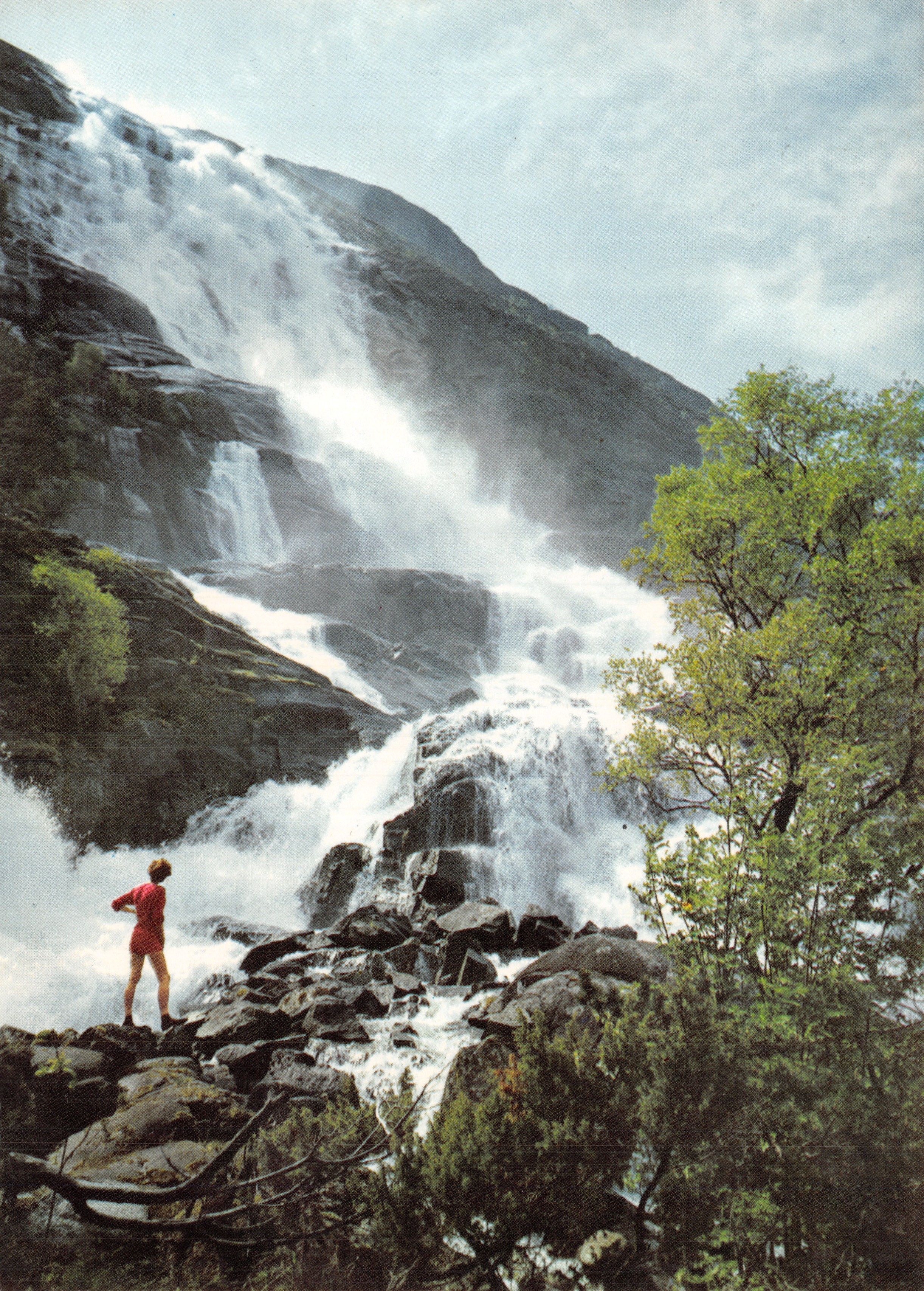 Langfoss — cascade spectaculaire dans les montagnes — éditeur Knut Aune Kunstforlag