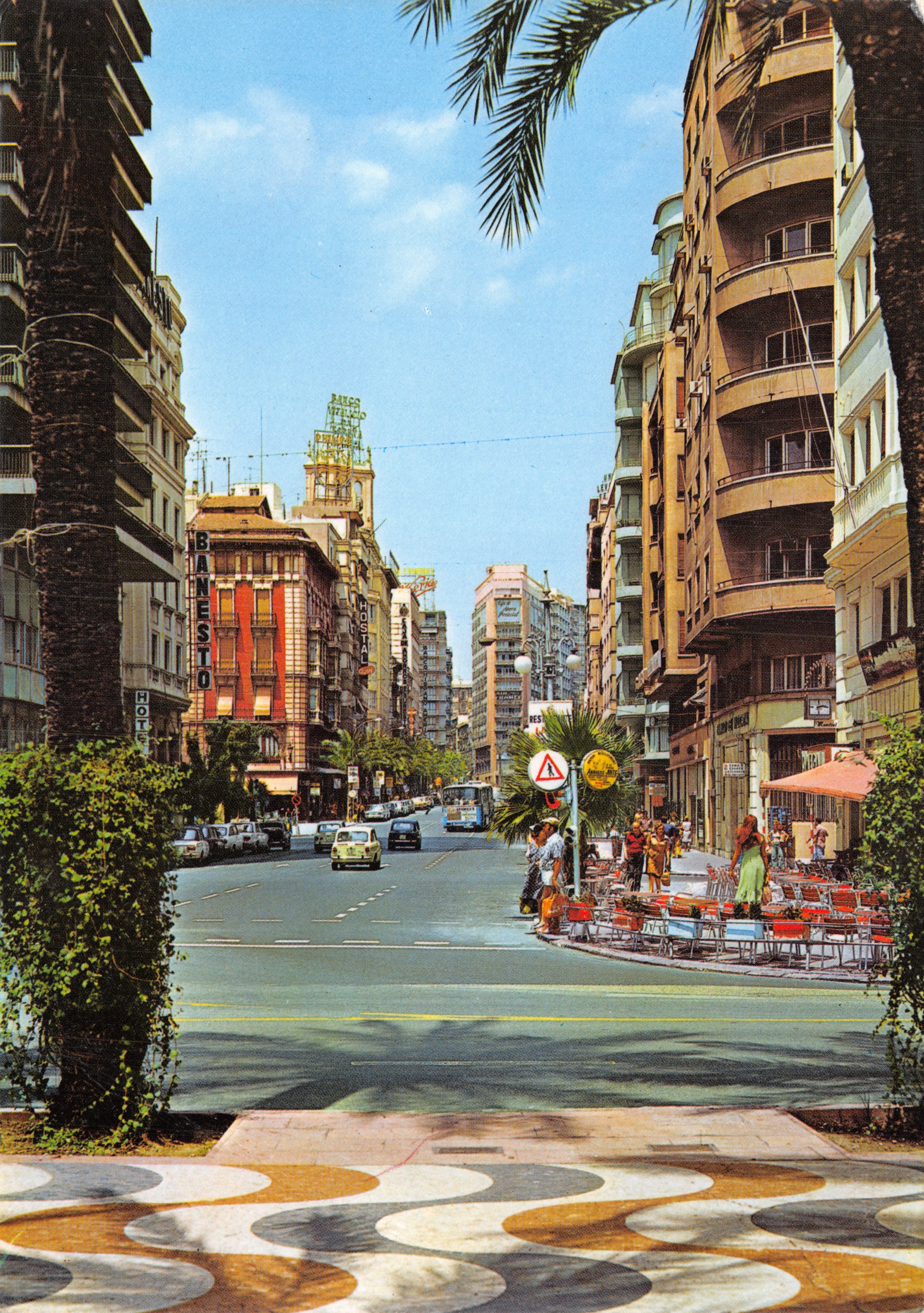 Alicante — Avenue de Ménendez Núñez avec terrasse de café et hôtel Banesto — Éditions ARIBAS