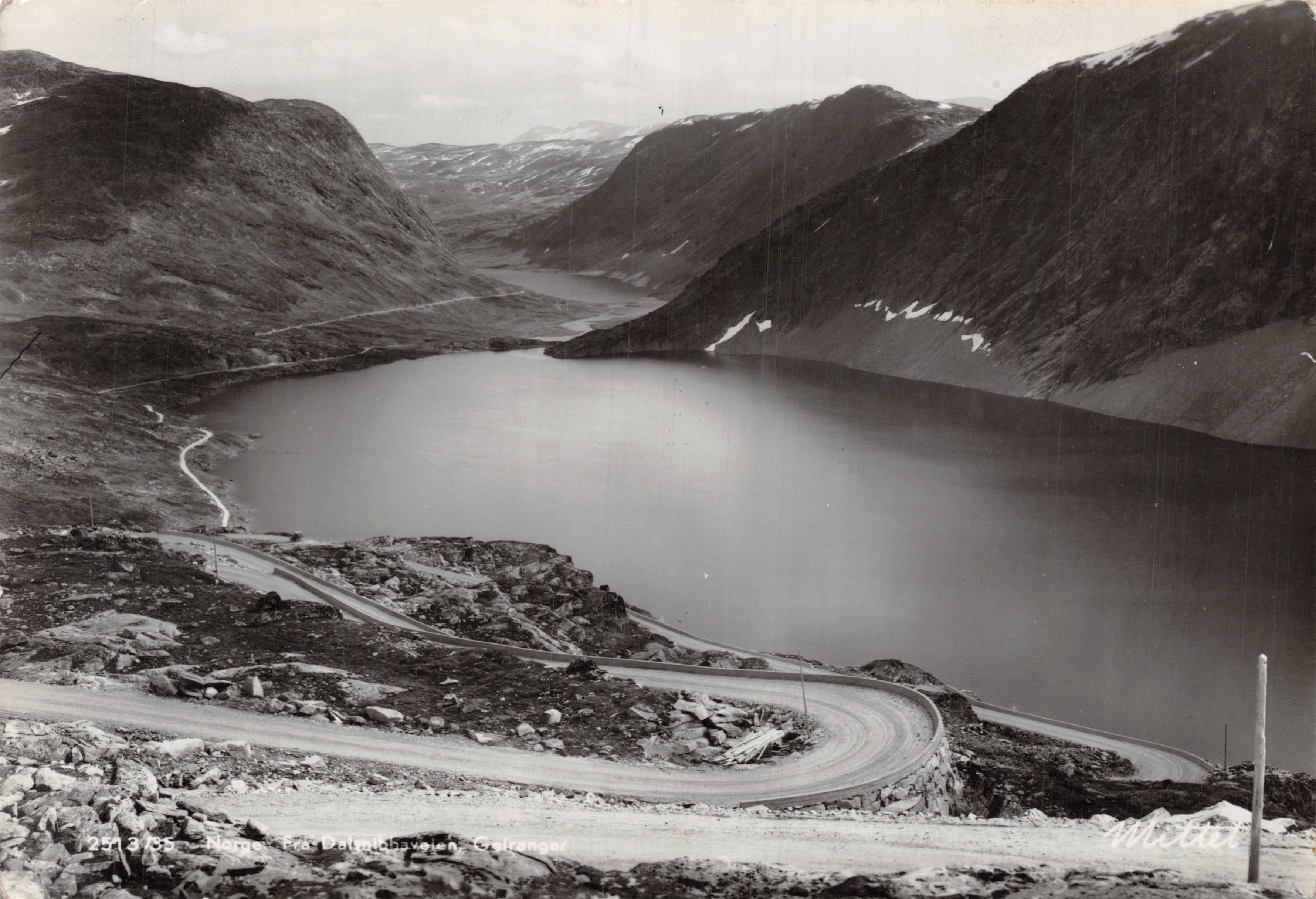 Vue du lac Dalsfjorden — route sinueuse au pied des montagnes — éditeur Mitter & Co. n° 2913/55