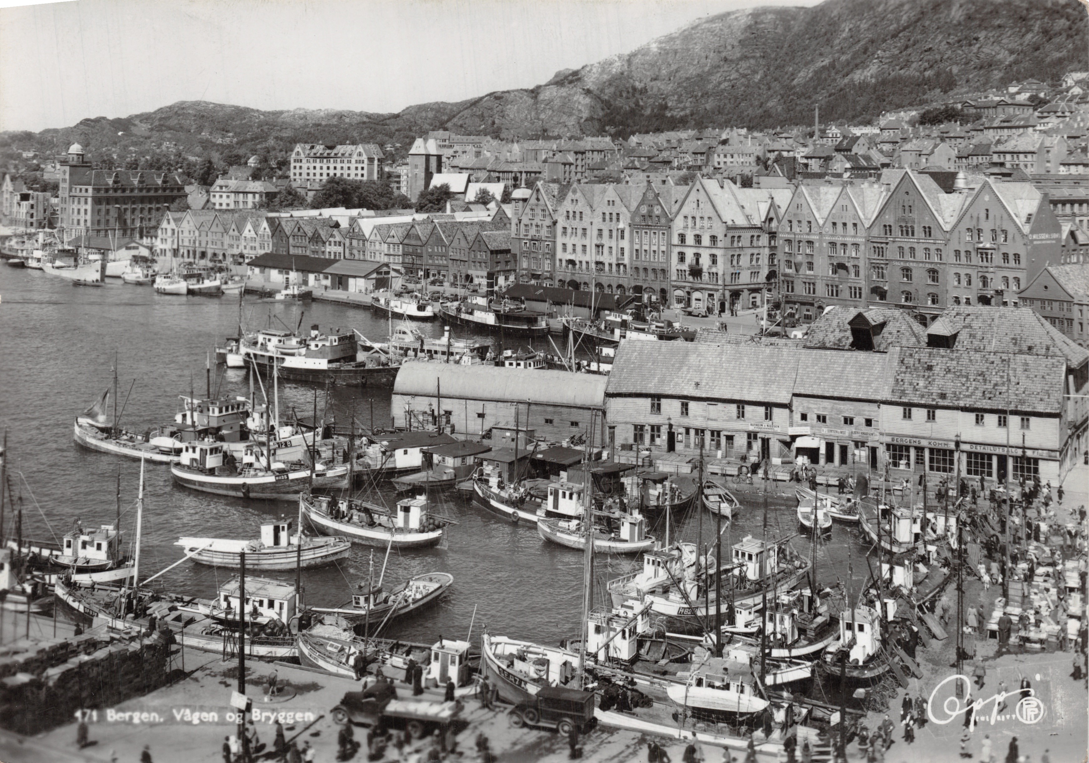 Bergen, Vågen og Bryggen — vue du port avec les quais et les bateaux — éditeur Eberth B. Oppi'a Kunstforlag Oslo, n° 171