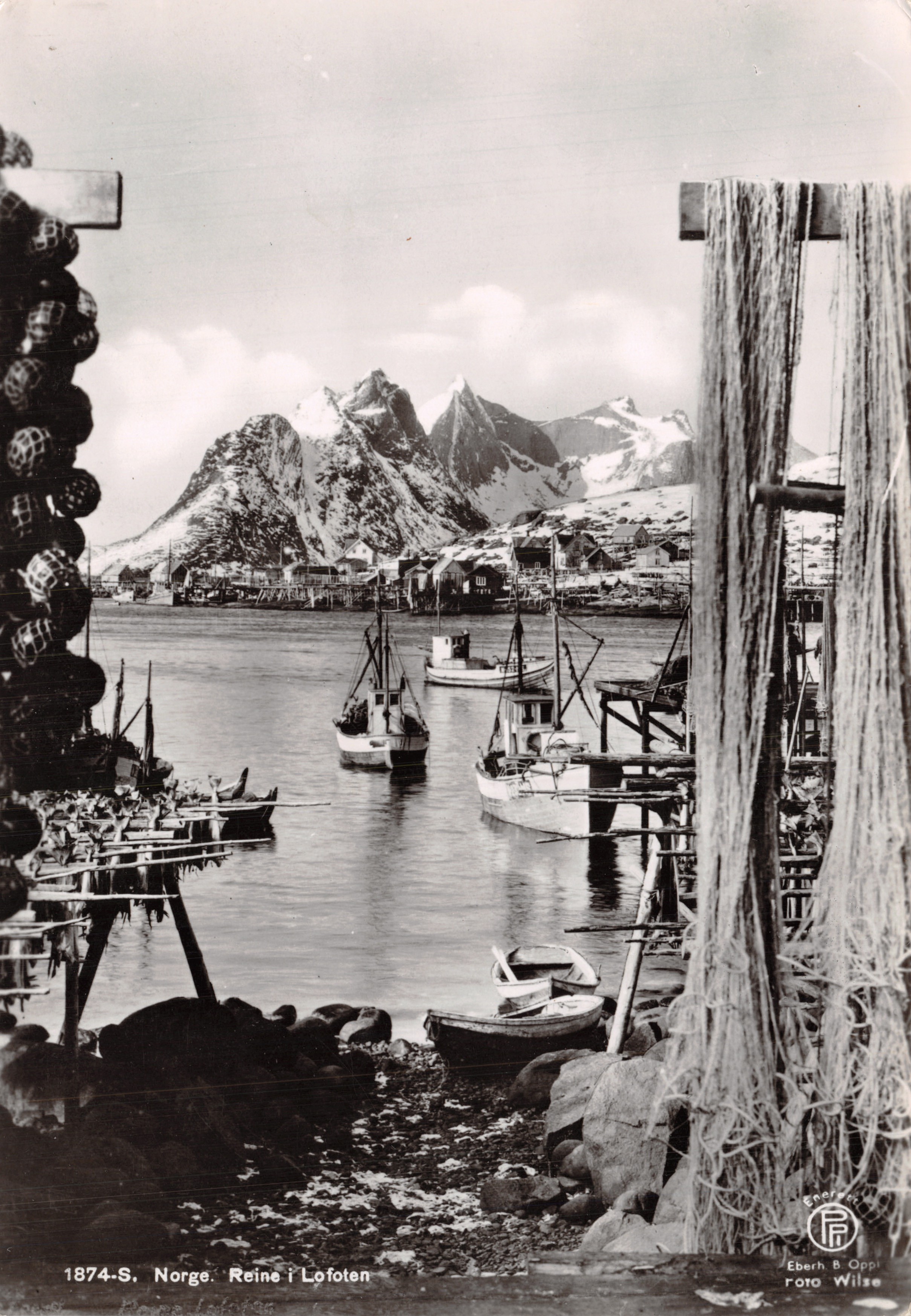 Reine i Lofoten — port de pêche avec montagnes enneigées — éditeur Eberh. B. Oppi, Oslo