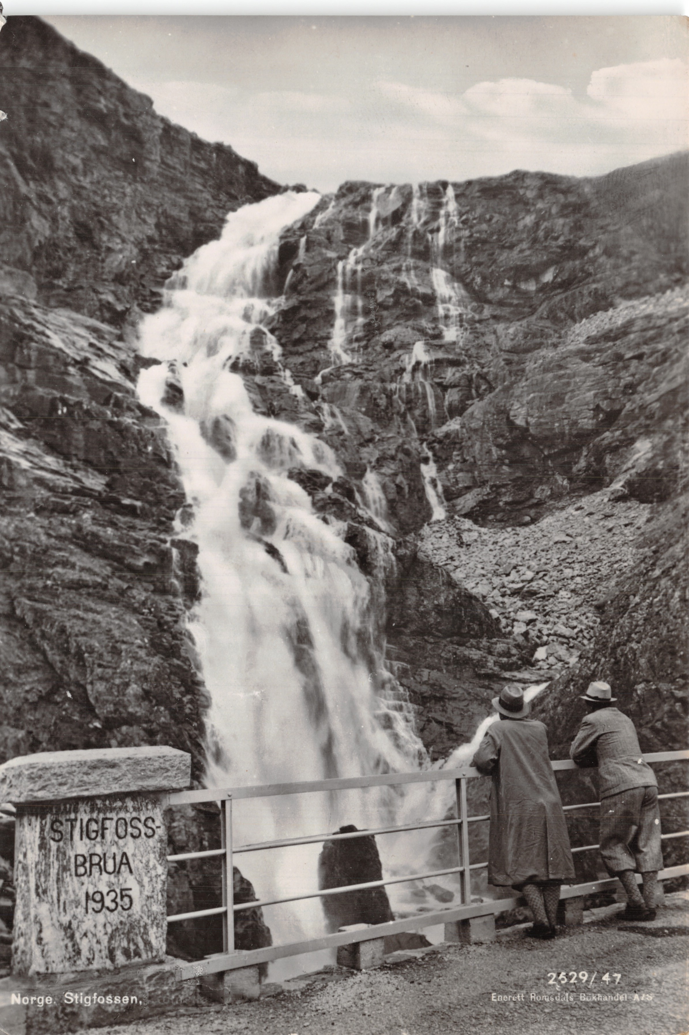 Stigfossen — cascade dans les montagnes norvégiennes — éditeur Enerett Honsdøle Bokhandel A/S, n° 2629/47