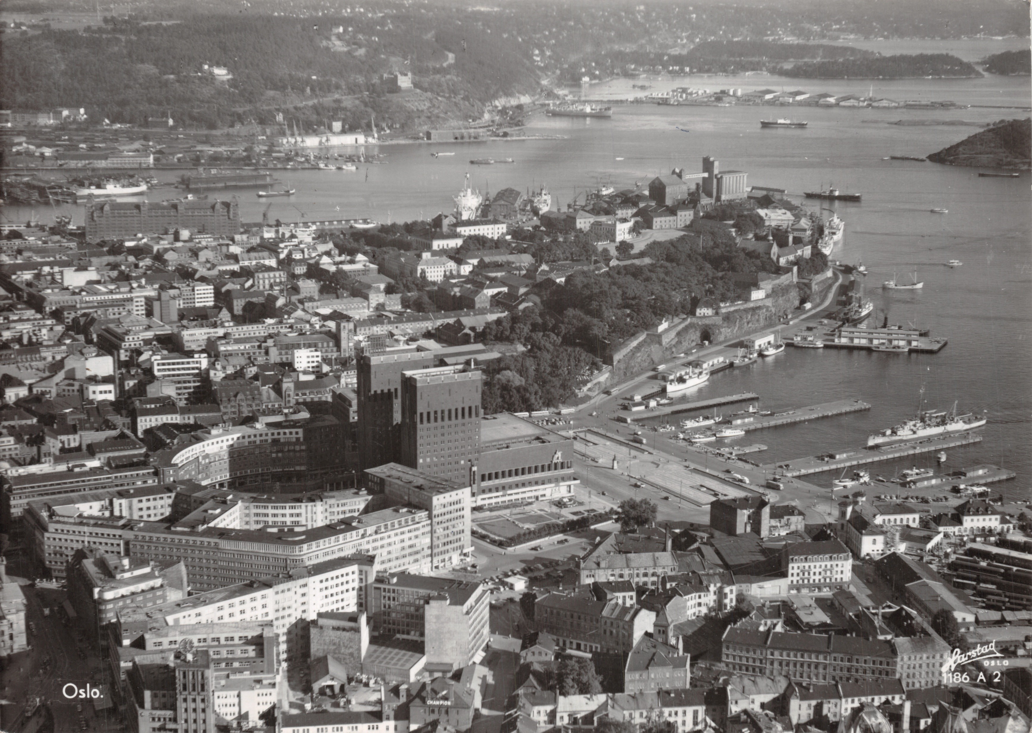 Vue aérienne d'Oslo — port et ville — éditeur Harstad, n° 186 A 2