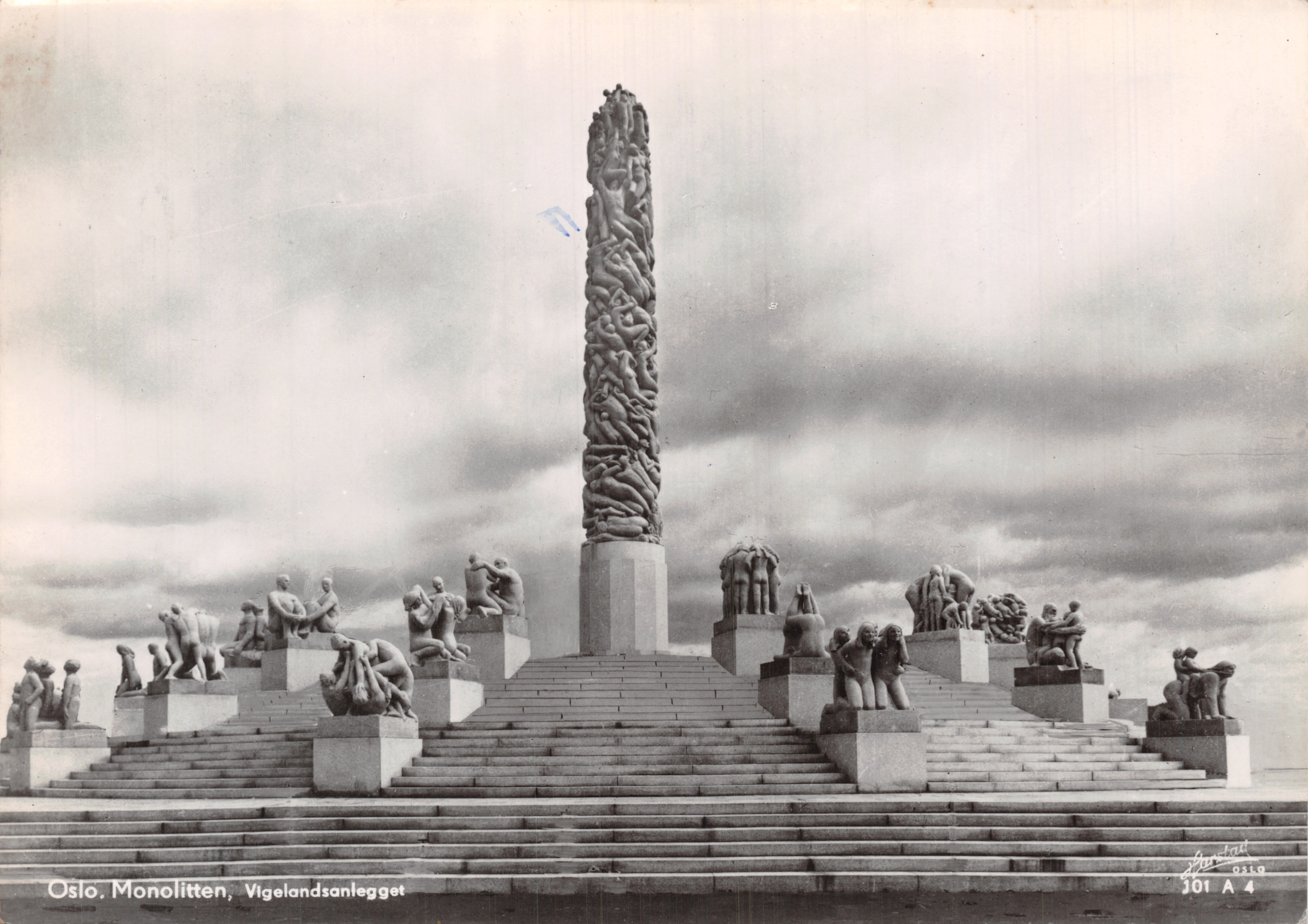Oslo. Monolitten, Vigelandanlegget — Monument avec colonne centrale et sculptures, éditeur 'A. Nordahl' n° 301 A 4