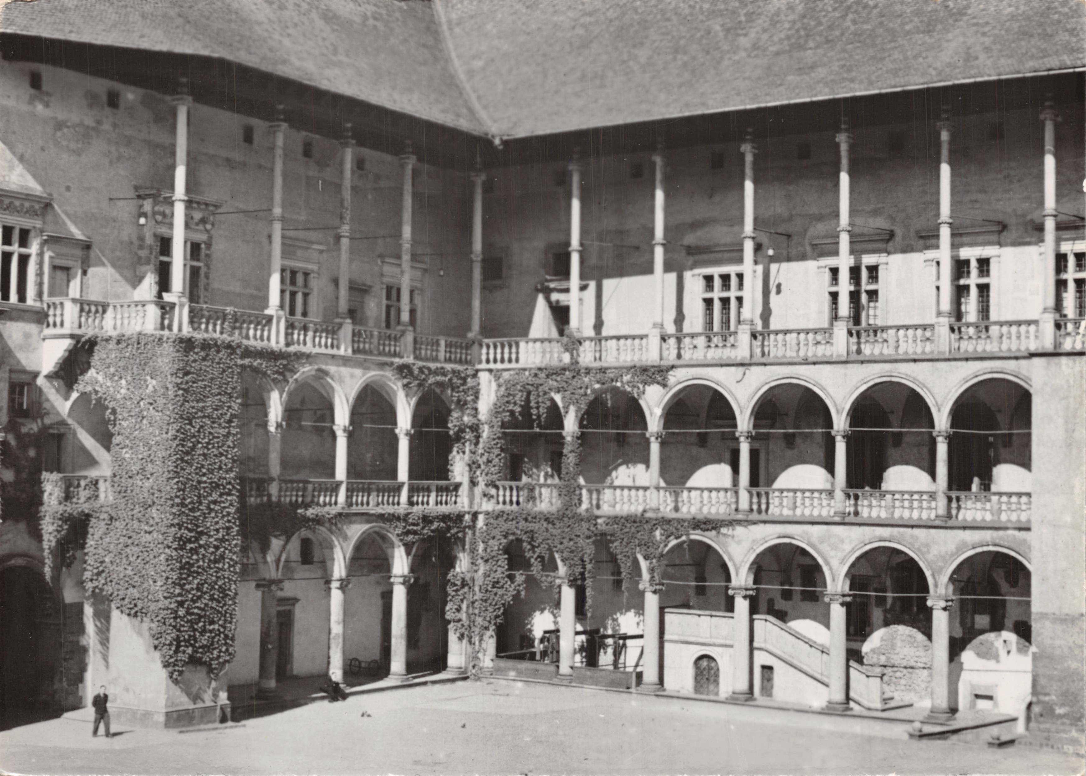 Kraków — Cour intérieure du château — Fot. J. Osuchowski, série Kr-027