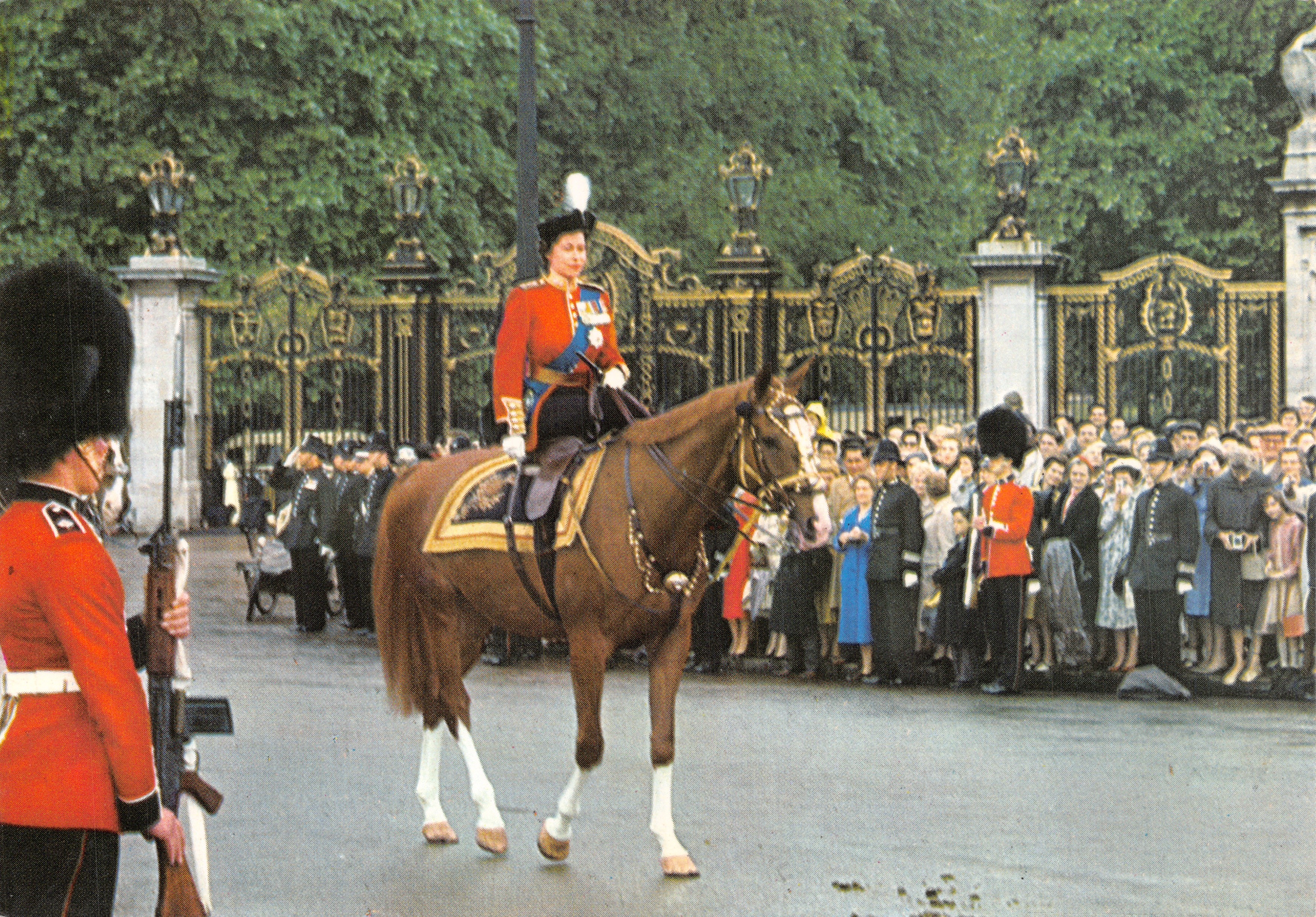 La Reine — cérémonie de Trooping the Colour — éditeur J. Arthur Dixon Ltd
