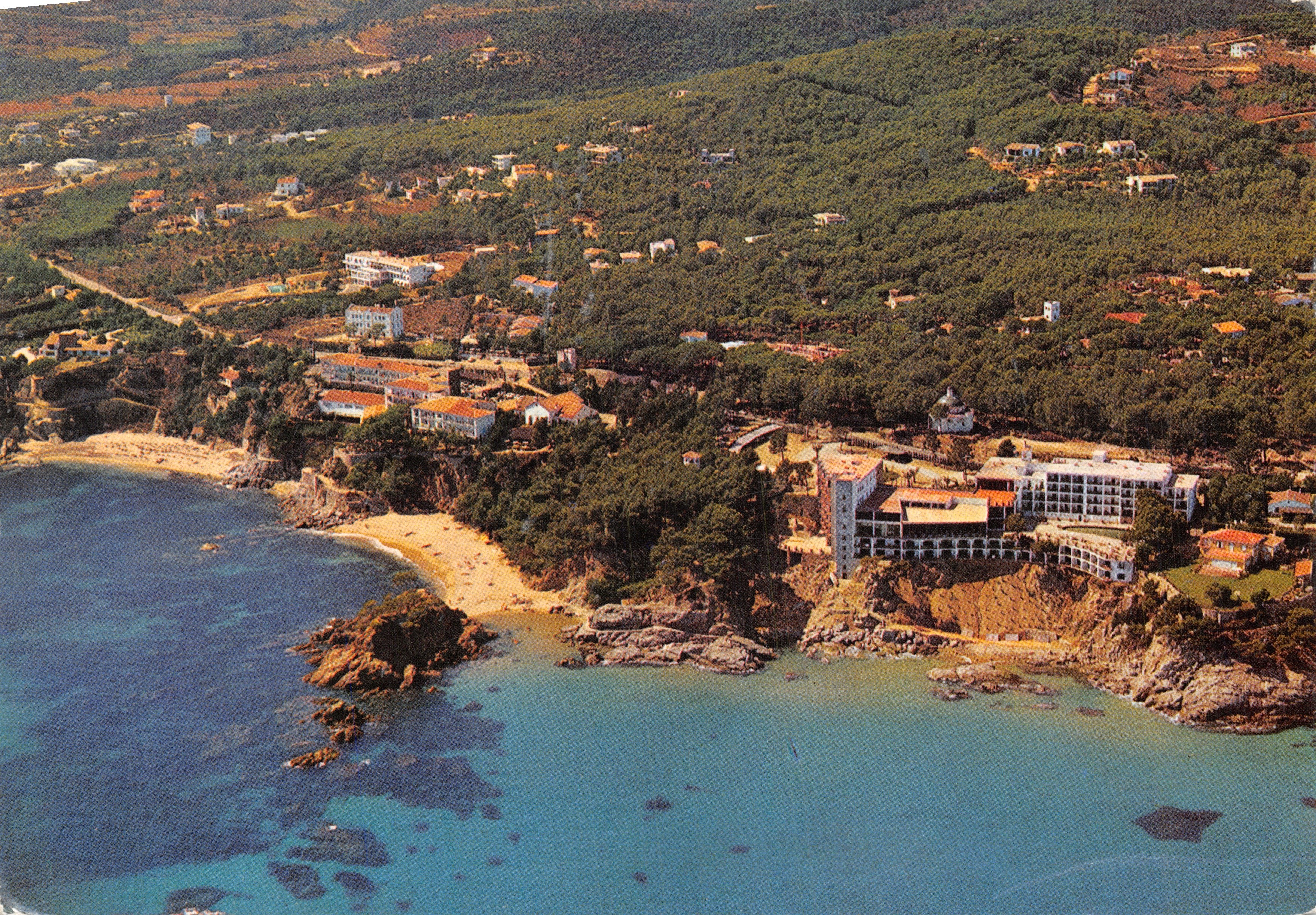 Vue aérienne de la côte — plage et hôtel au bord de la mer — éditeur CONDADO SAN JORGE n° 1052