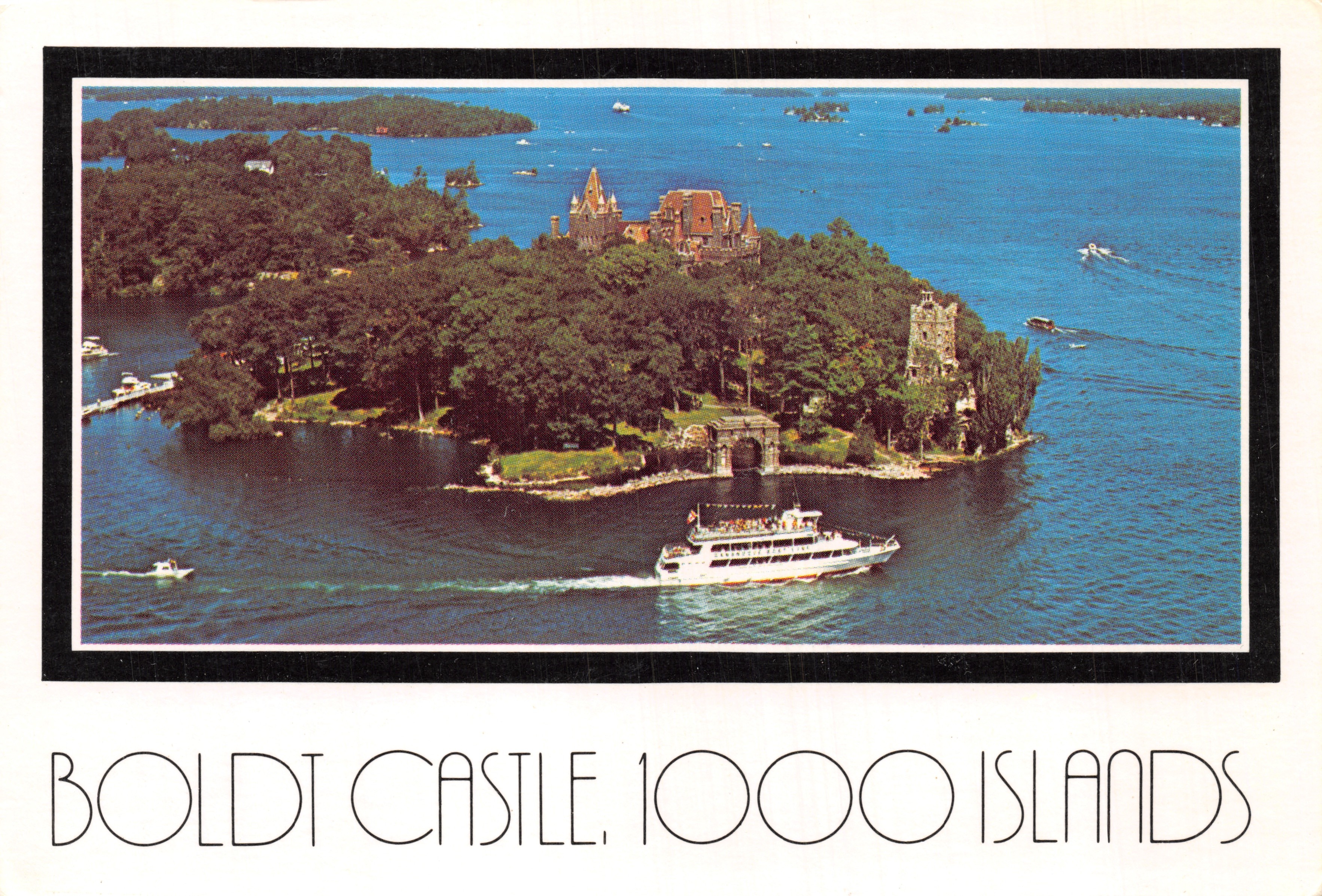 Boldt Castle, 1000 Islands — vue aérienne du château sur une île entourée d'eau avec un bateau en mouvement, éditeur H.R. Oakman