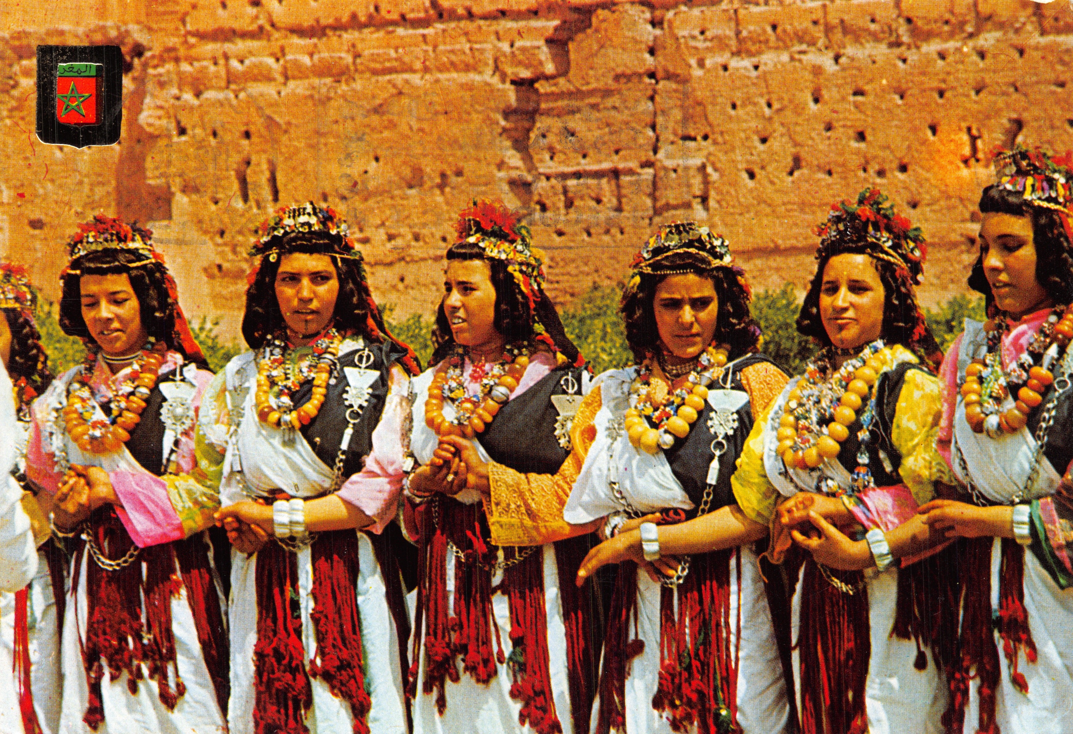 Jeunes filles habillées typiquement — Maroc — éditeur Komaroc SA, n° 988