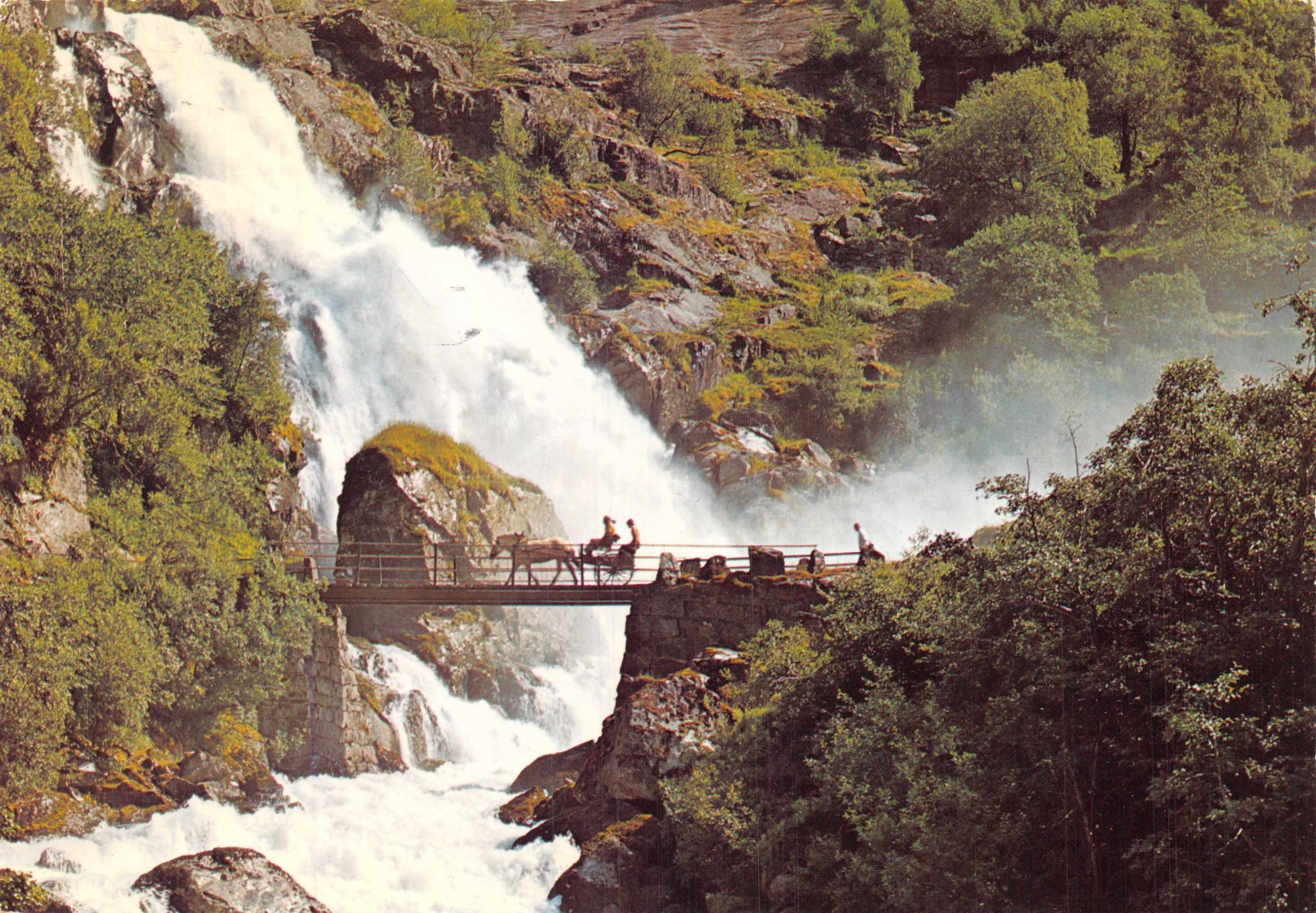 Briksdalsfossen — cascade et pont avec calèche — éditeur Knut Kunstforlag AS, n° F-7225-4