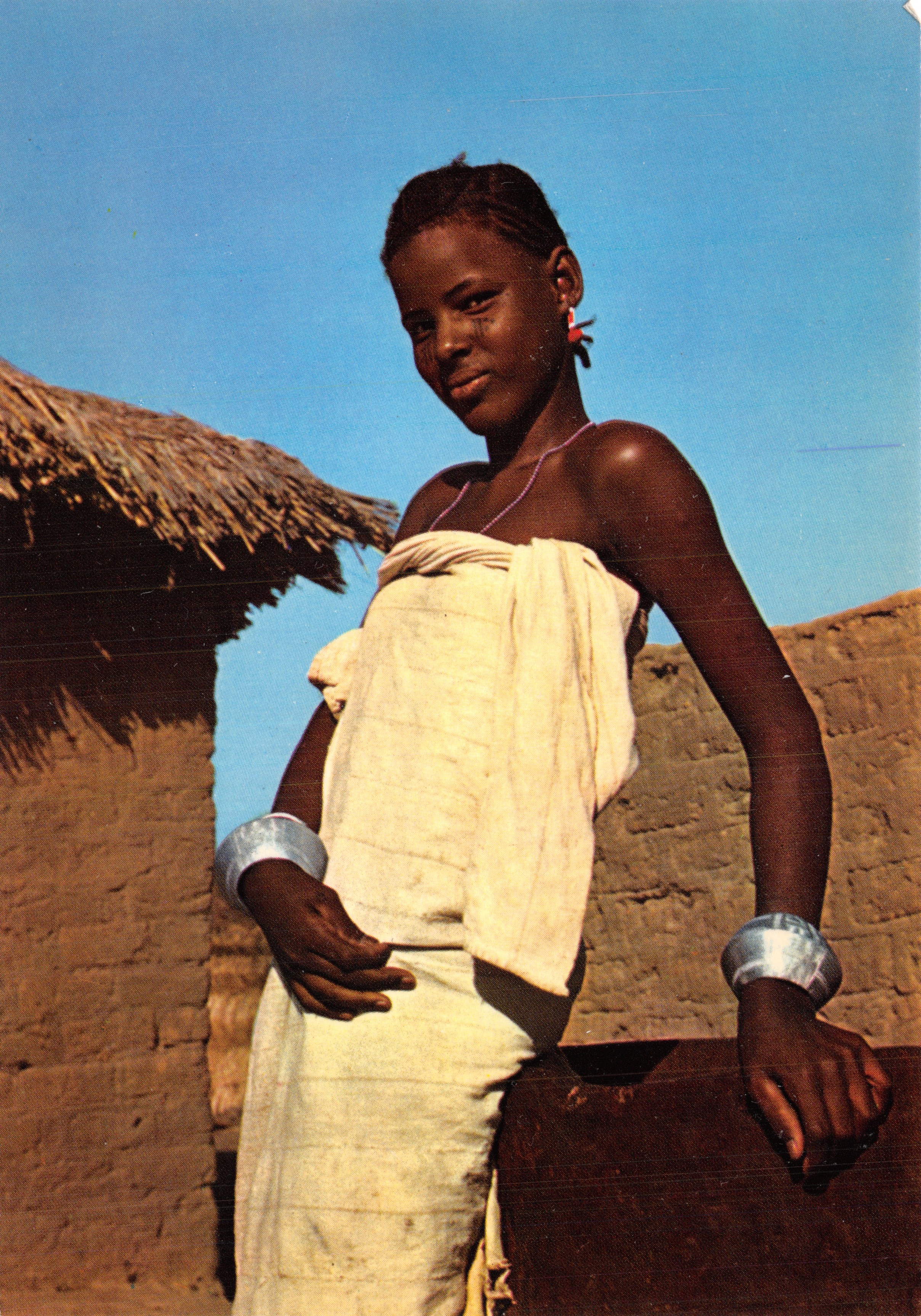 Jeune Femme Peul — portrait en extérieur devant une hutte en terre — éditeur LIONCOLOR, n° 0168