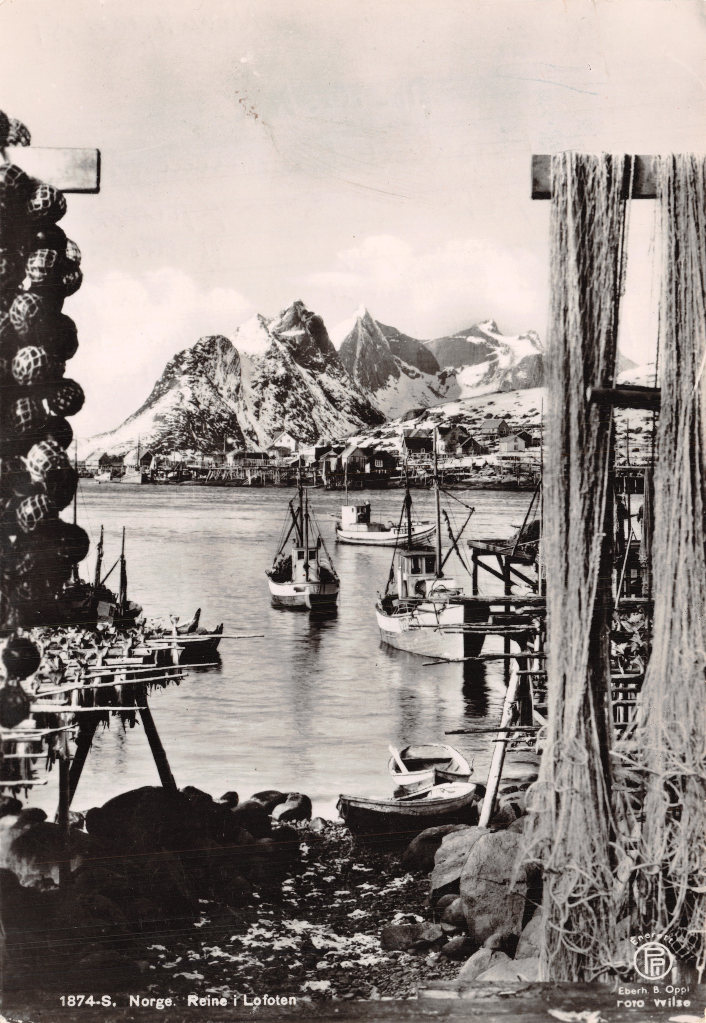 Reine i Lofoten — port de pêche avec montagnes enneigées — Eberh. B. Oppi, roto wilse