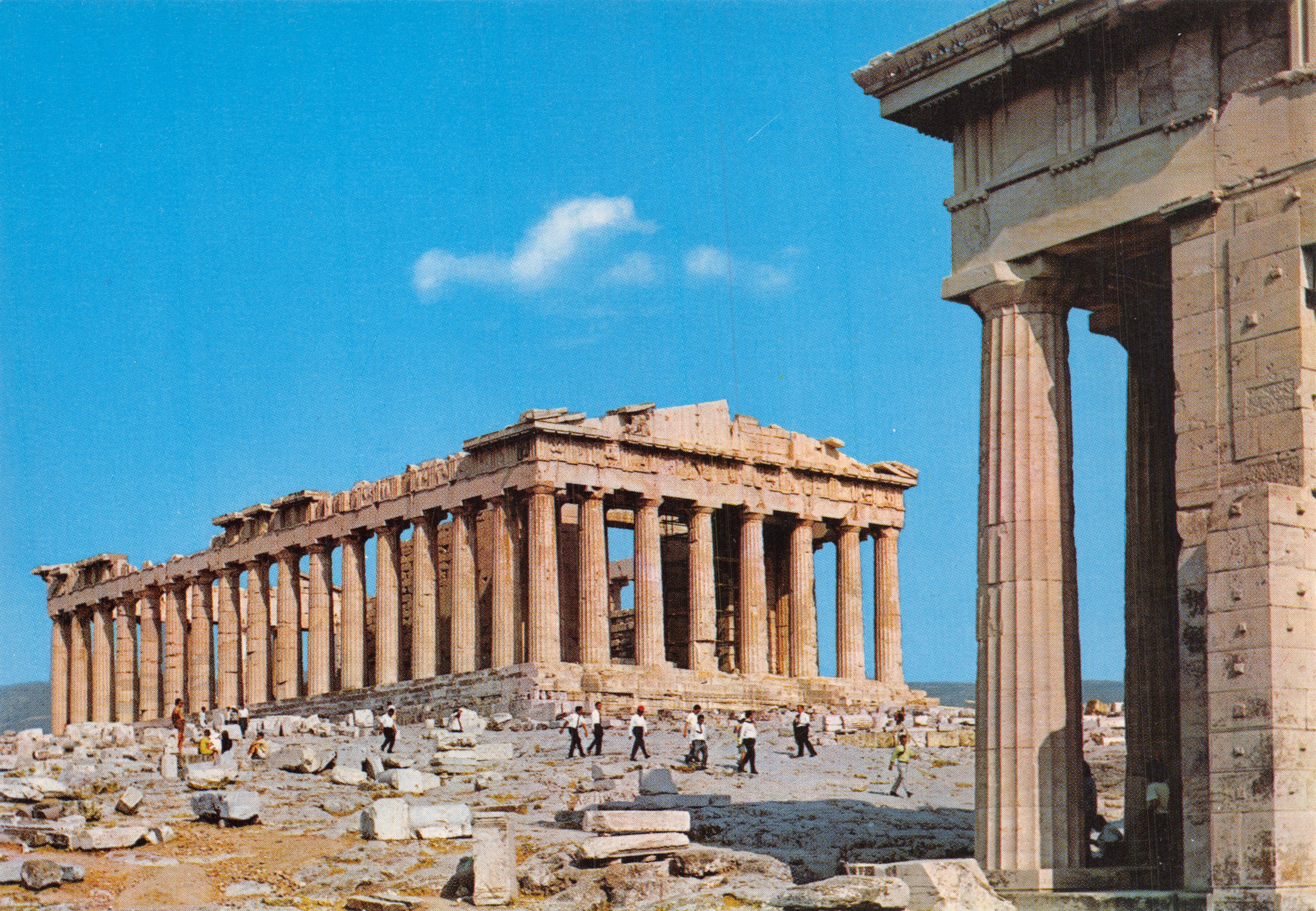 Athènes - Le Parthénon — vue du temple antique avec colonnades et visiteurs, éditeur non visible
