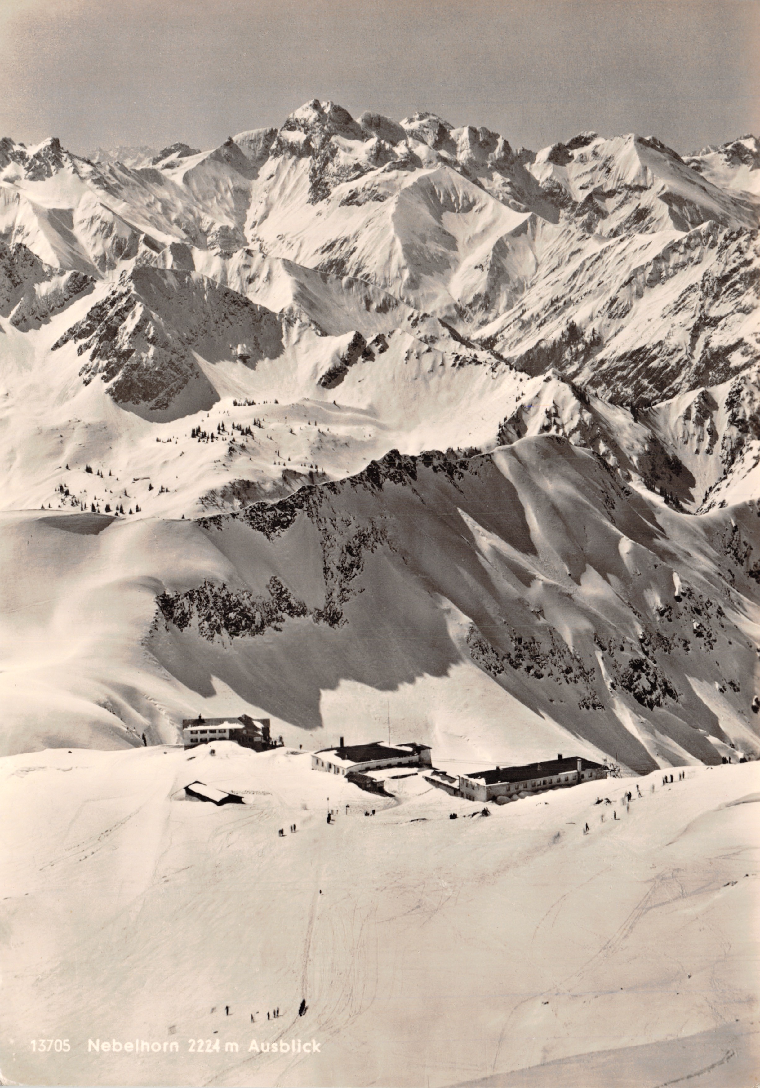 Nebelhorn 2224 m — vue panoramique des Alpes enneigées avec station de montagne — éditeur Heimhuber, n° 13705