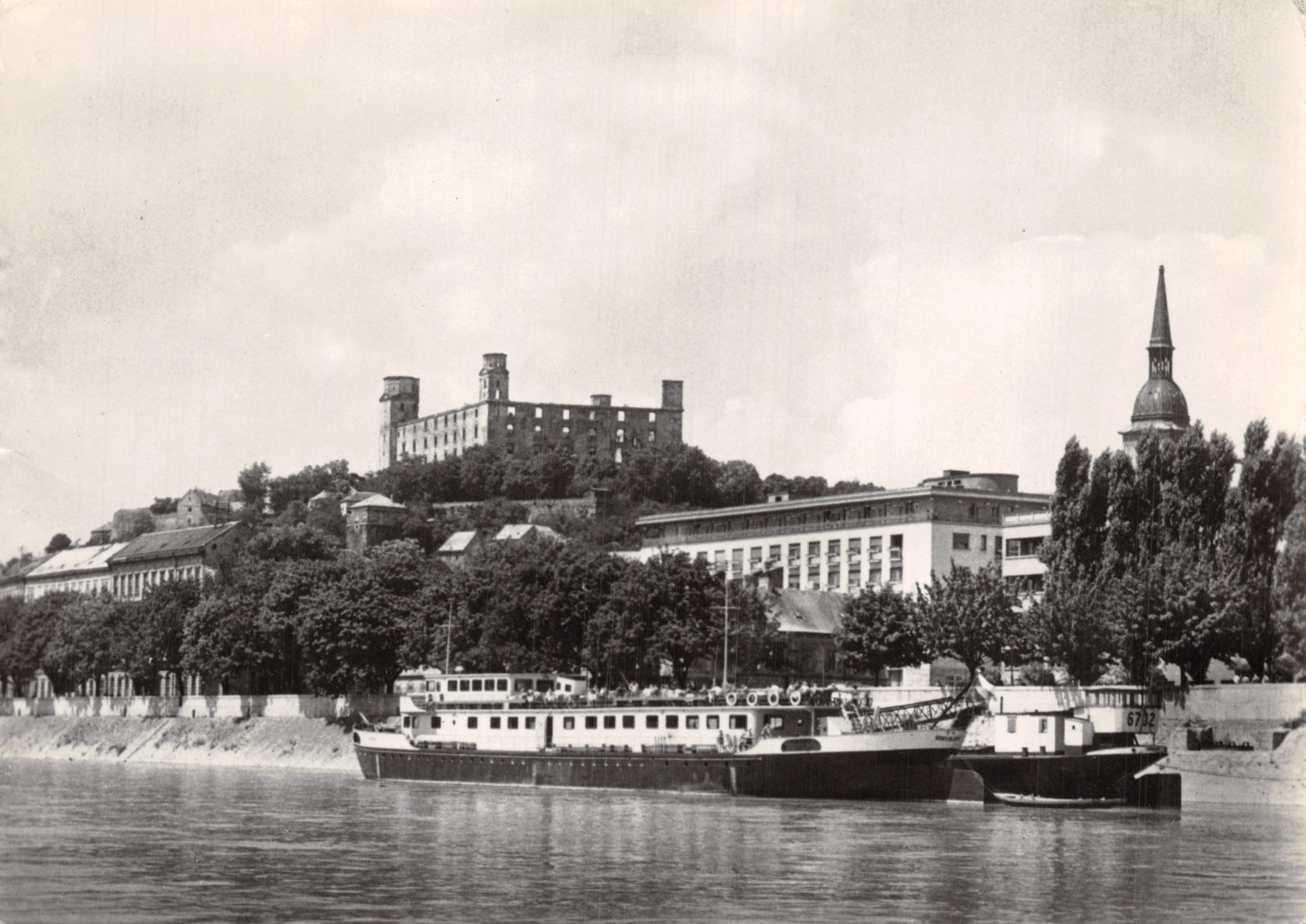 Vue de Bratislava — château sur colline et bateau sur la rivière — éditeur P.S.K.-HSV, BRATISLAVA