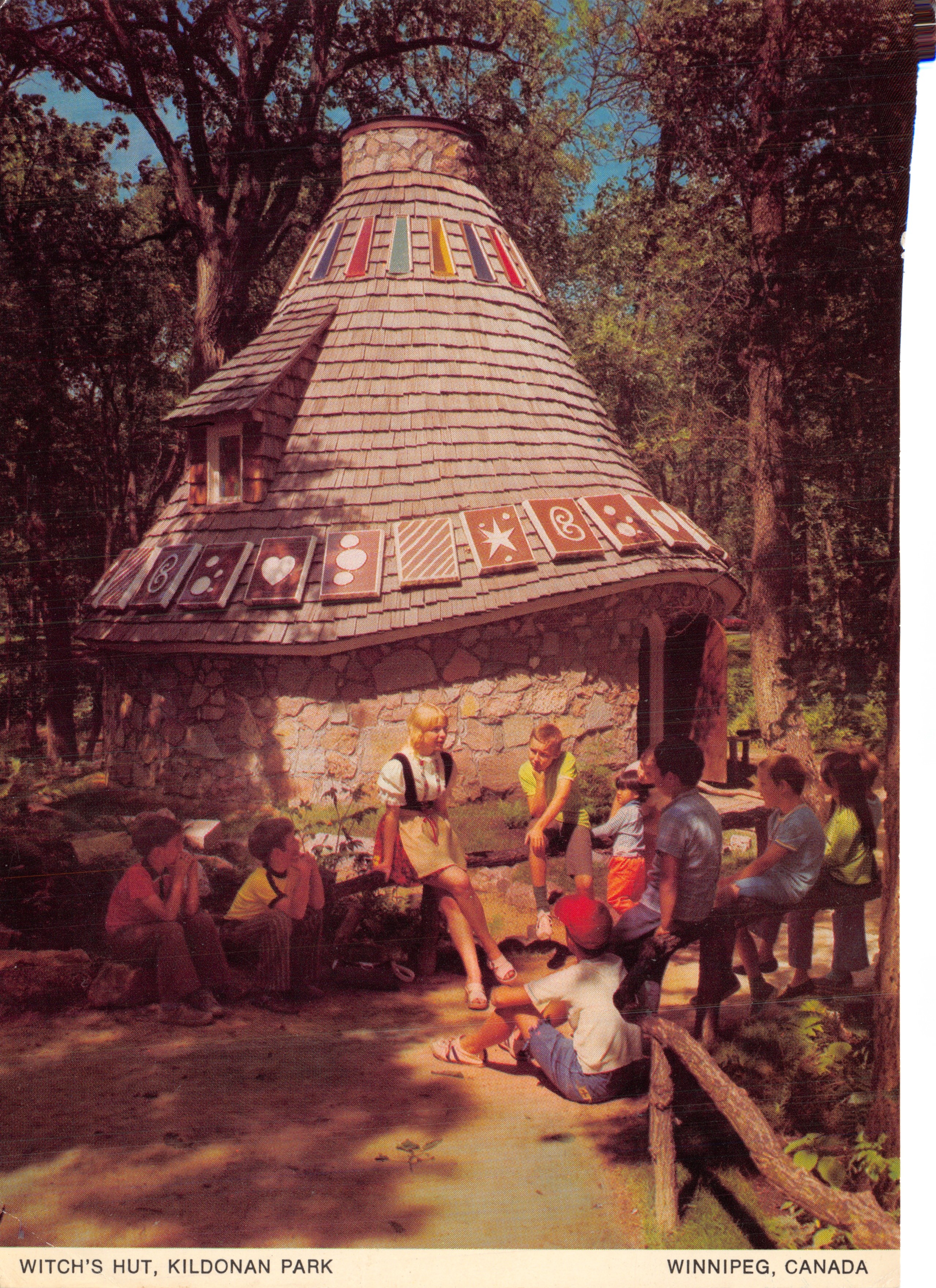 Witch's Hut, Kildonan Park — maison en pierre avec toit en ardoise décoré de motifs colorés — éditeur Henry Kalen Ltd