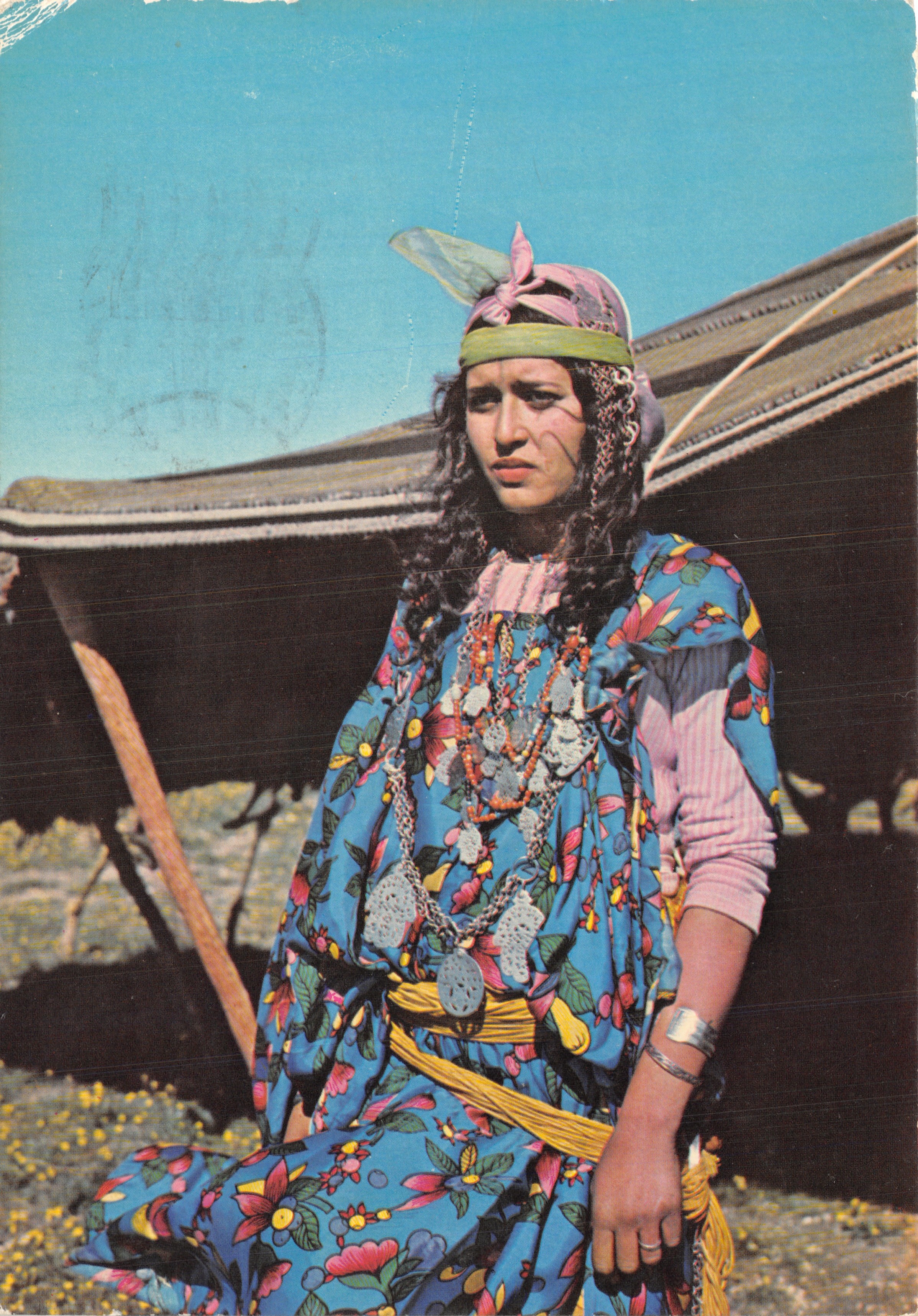 Visage du nord de la Tunisie — femme en tenue traditionnelle devant une tente — éditeur Couleurs naturelles