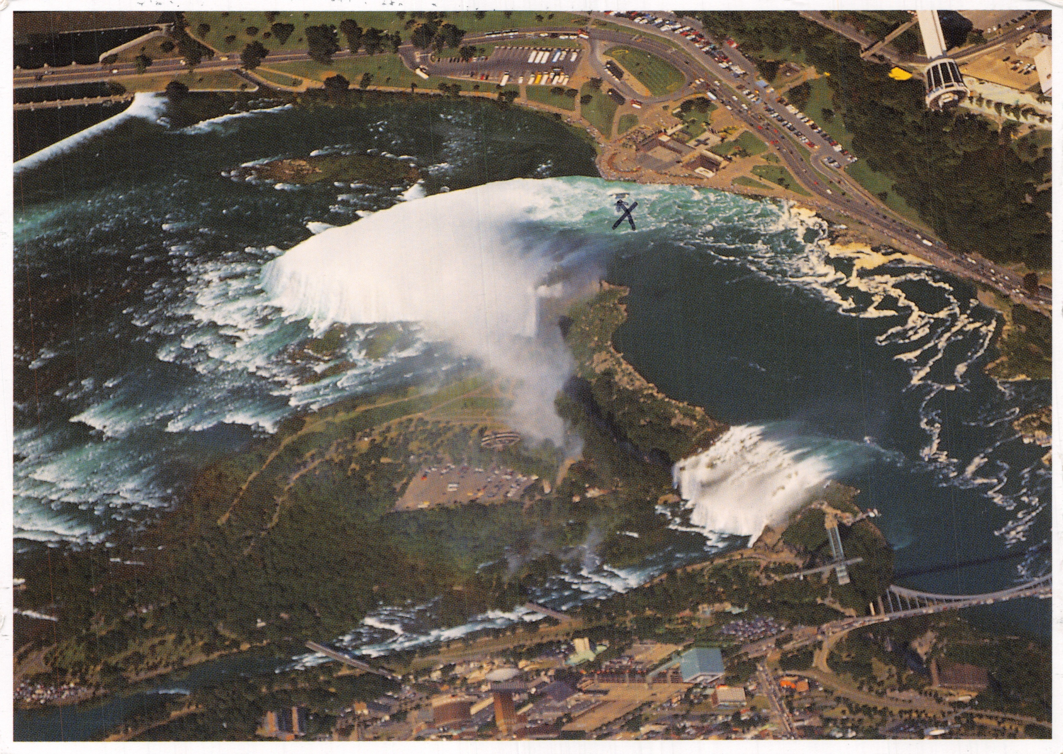Niagara Falls — vue aérienne des chutes — éditeur Niagara Parks #44386